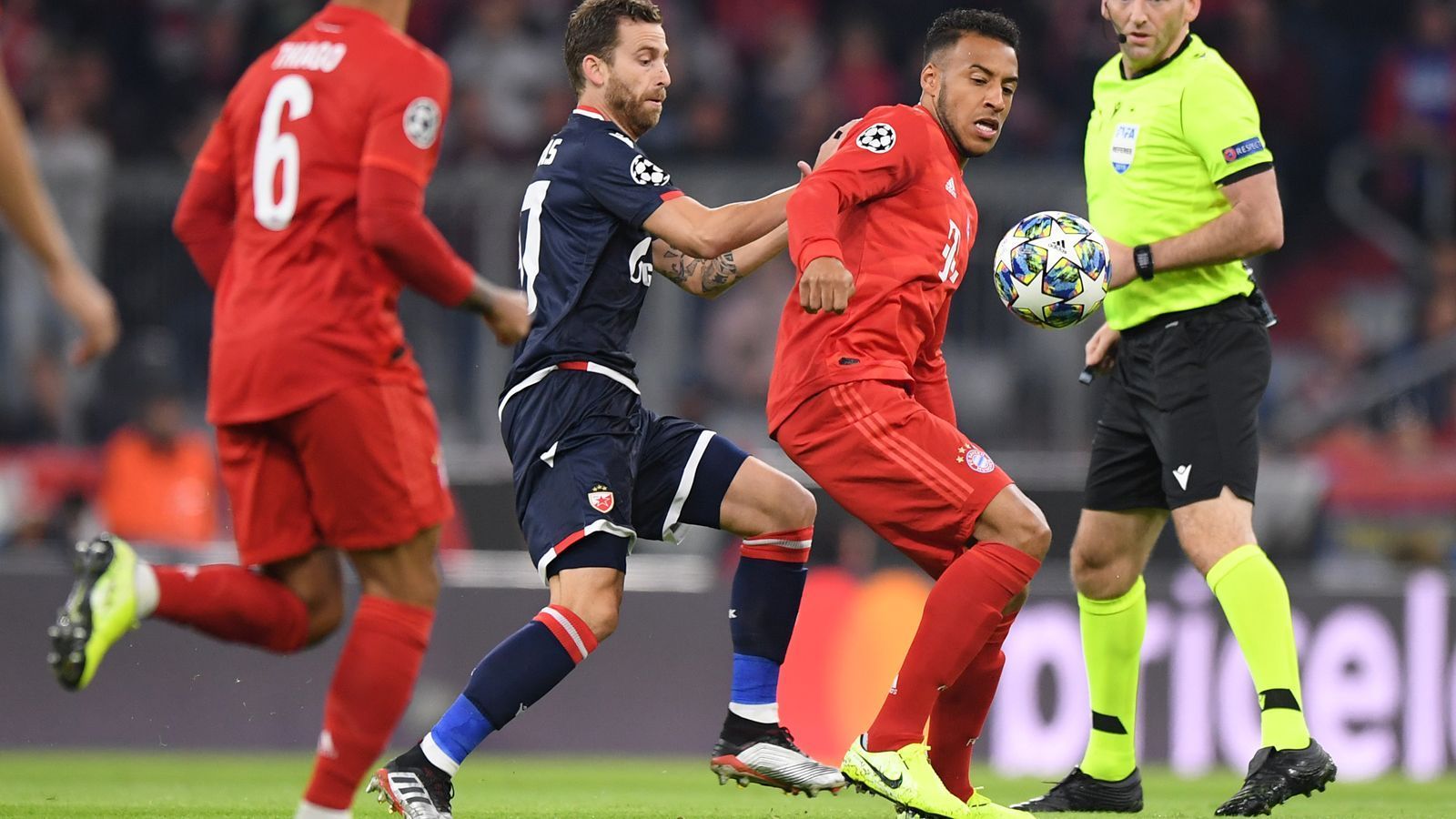 
                <strong>Corentin Tolisso</strong><br>
                Der Franzose spielt seinen Part solide herunter, verteilt die Bälle ordentlich, setzt aber keine großen Impulse im Spiel nach vorne. Ihm fehlt jegliche Kreativität. Lediglich in der 53. Minute tritt er vorne in Erscheinung, als er die große Chance auf das 2:0 vergibt. Nach 65 Minuten wird er ausgewechselt. ran-Note: 4
              