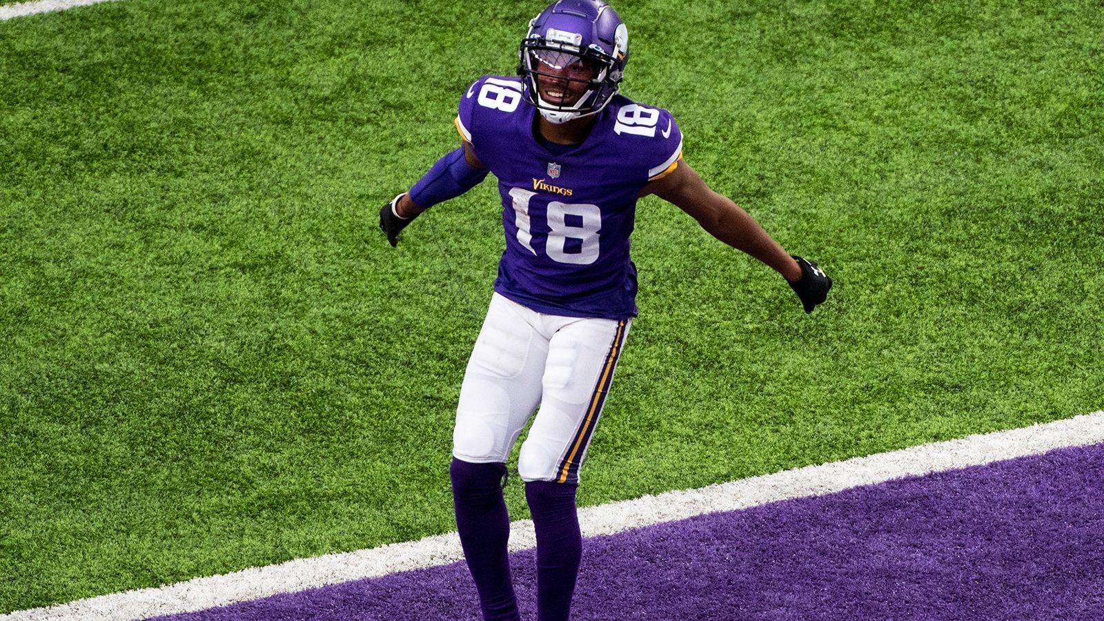 
                <strong>Rookie-Receiver schnappt sie sich alle</strong><br>
                Justin Jefferson von den Minnesota Vikings war "nur" der 22. Pick im letztjährigen NFL-Draft. Die Vikings schlossen die Saison mit 7-9 ab und trotzdem schaffte es der 21 Jahre alte Receiver es, sich in Szene zu setzen - und wie! Mit 1.400 Receiving Yards bricht er den Rookie-Rekord von Anquan Boldin aus der Saison 2003. Dabei ist er erst der vierte Rookie, der in mindestens sieben Spielen seiner ersten NFL-Saison für 100 oder mehr Yards fängt.
              