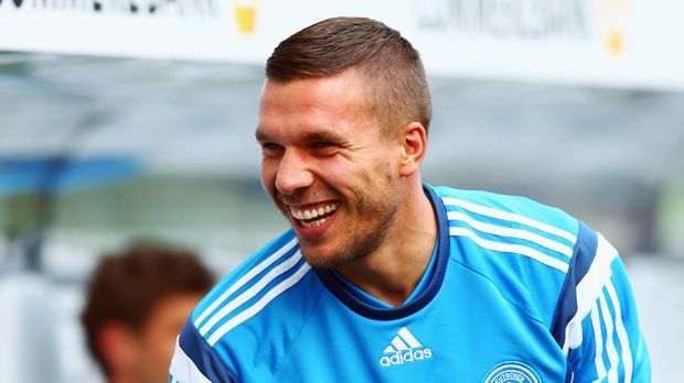 
                <strong>Lukas Podolski 2015</strong><br>
                Lukas Podolski - 2015. Seit Jahren ist Lukas Podolski bekannt für seinen Humor. Egal wo der Ur-Kölner auftritt ist Spaß garantiert. Mittlerweile sieht man dem 30 Jahre alten Nationalspieler sein Alter jedoch an.
              