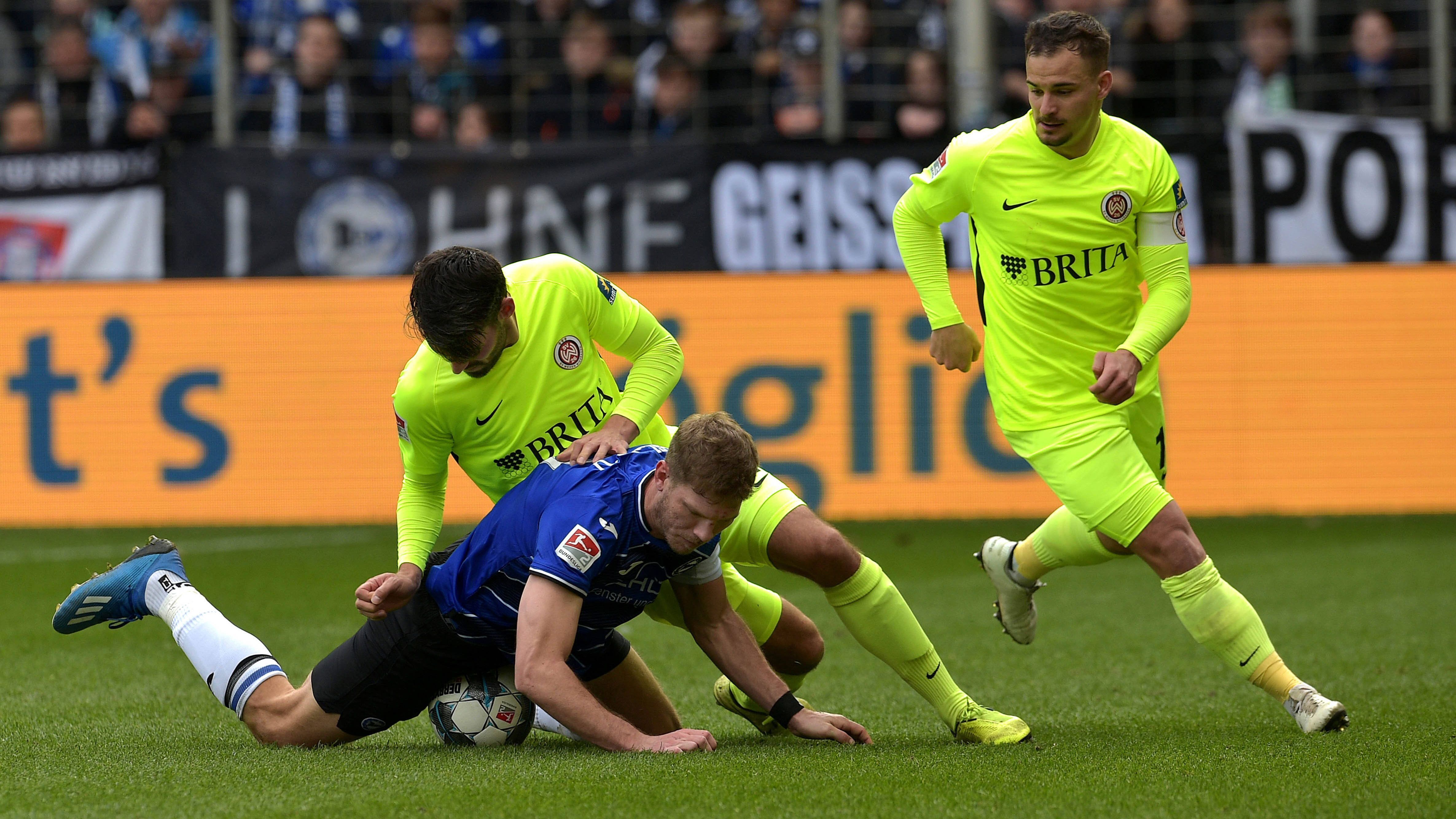 
                <strong>Bielefeld seit sieben Spielen ungeschlagen gegen Wiesbaden</strong><br>
                Zumindest hier können sich die Bielefelder Hoffnungen machen, denn die Duell-Bilanz spricht klar für die Arminia: Bielefeld verlor nur das erste von acht Pflichtspielen gegen Wehen Wiesbaden (0:1 zu Hause im August 2011 in der 3. Liga, Fabian Klos und Marc Rzatkowski waren schon dabei), holte seitdem vier Siege und drei Remis gegen die Hessen. Zuletzt trafen beide Vereine 2019/20 in der 2. Bundesliga aufeinander, Bielefeld gewann zu Hause 1:0 (Tor: Klos) und siegte in der BRITA-Arena 5:2 (Doppelpack Klos). Am Ende jener Saison war Bielefeld Zweitliga-Meister und Wiesbaden stieg als 17. ab.
              