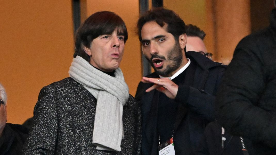 Joachim Löw (l.), ehemaliger Bundestrainer, und der ehemalige Fußballer Hamit Altintop stehen auf der Tribüne.