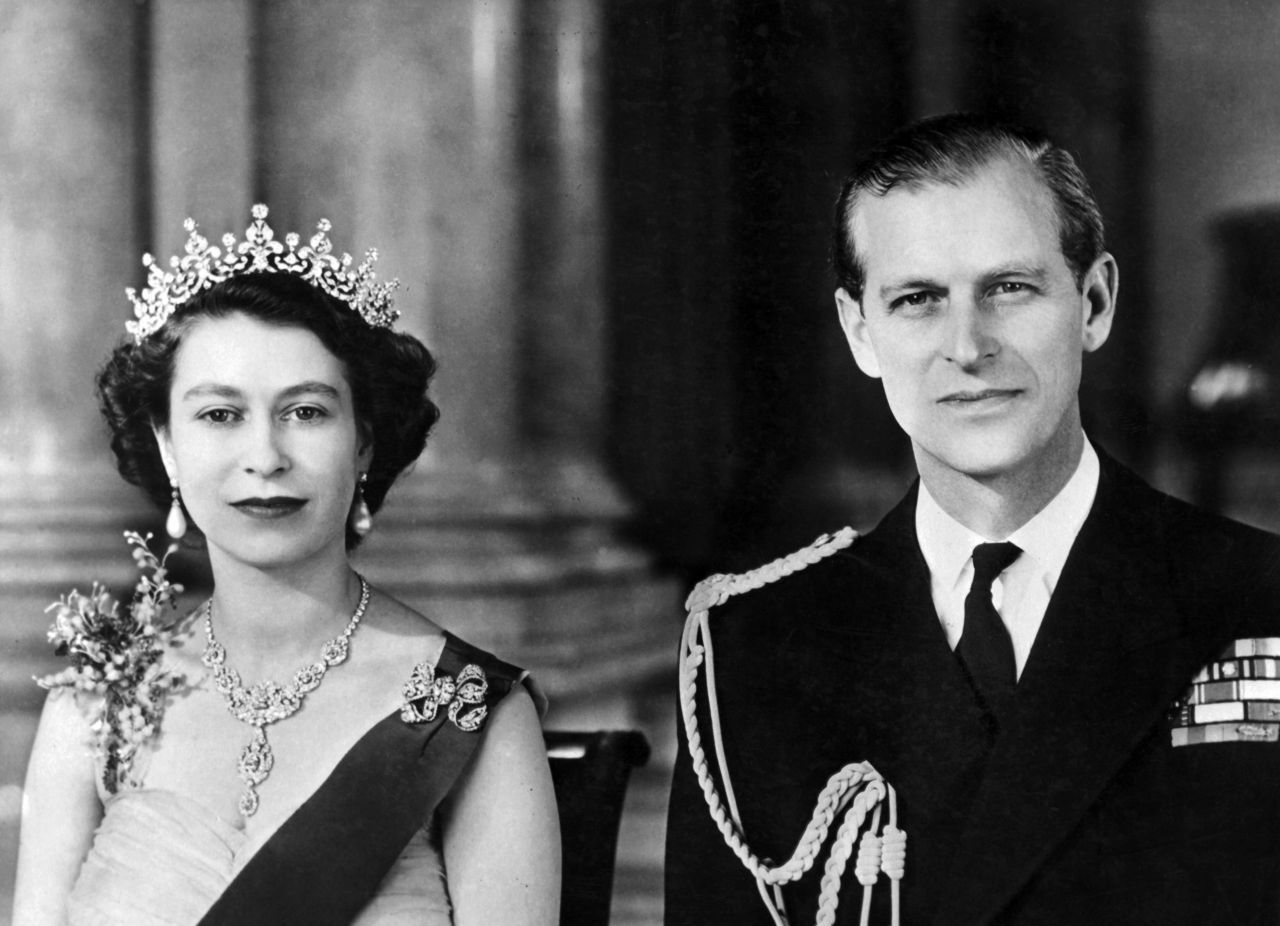 Nach ihrer Hochzeit lebte das frisch verheiratete Paar eine Zeit lang auf Malta, wo Prinz Philip seiner Karriere als Marine-Offizier nachging. Elizabeth führte ein relativ freies Leben als junge Frau, fernab von royalen Pflichten. Das änderte sich schlagartig, als ihr Vater im Jahr 1952 überraschend verstarb. Nun folgte sie ihm auf den Thron. Zu diesem Zeitpunkt war sie bereits zweifache Mutter von Sohn Charles und Tochter An