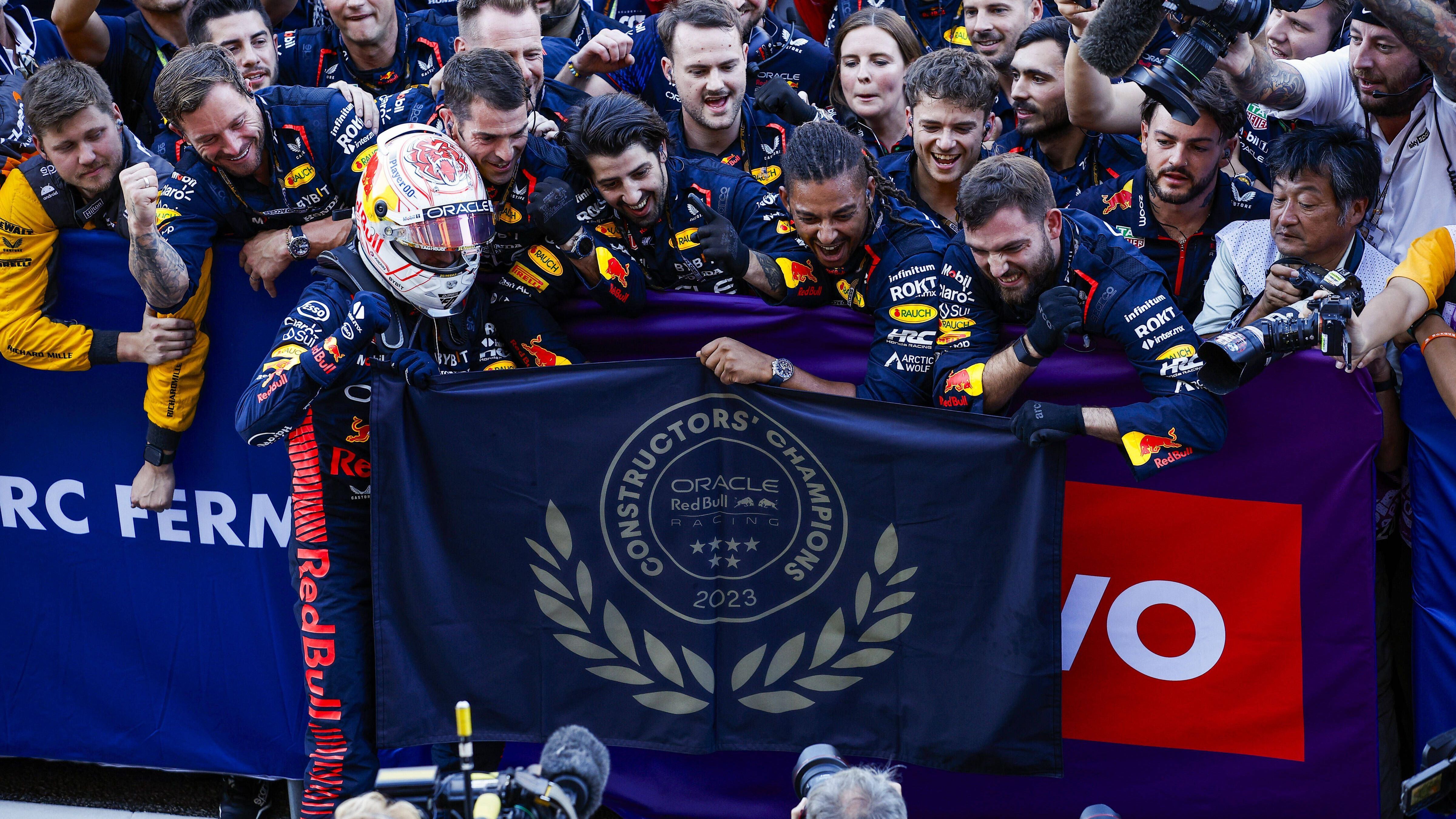 <strong>Gewinner: Red Bull</strong><br>Dass Verstappen seine außergewöhnlichen Leistungen bringen kann, verdankt er freilich Red Bull. Der Rennstall hat auch 2023 wieder den schnellsten Boliden gebaut und wurde trotz sechs noch ausstehender Rennen bereits in Japan Konstrukteurs-Champion. Epische Freude bei Ingenieuren, Mechanikern und Co. - da vergisst man glatt den Katastrophen-Tag von Sergio Perez.