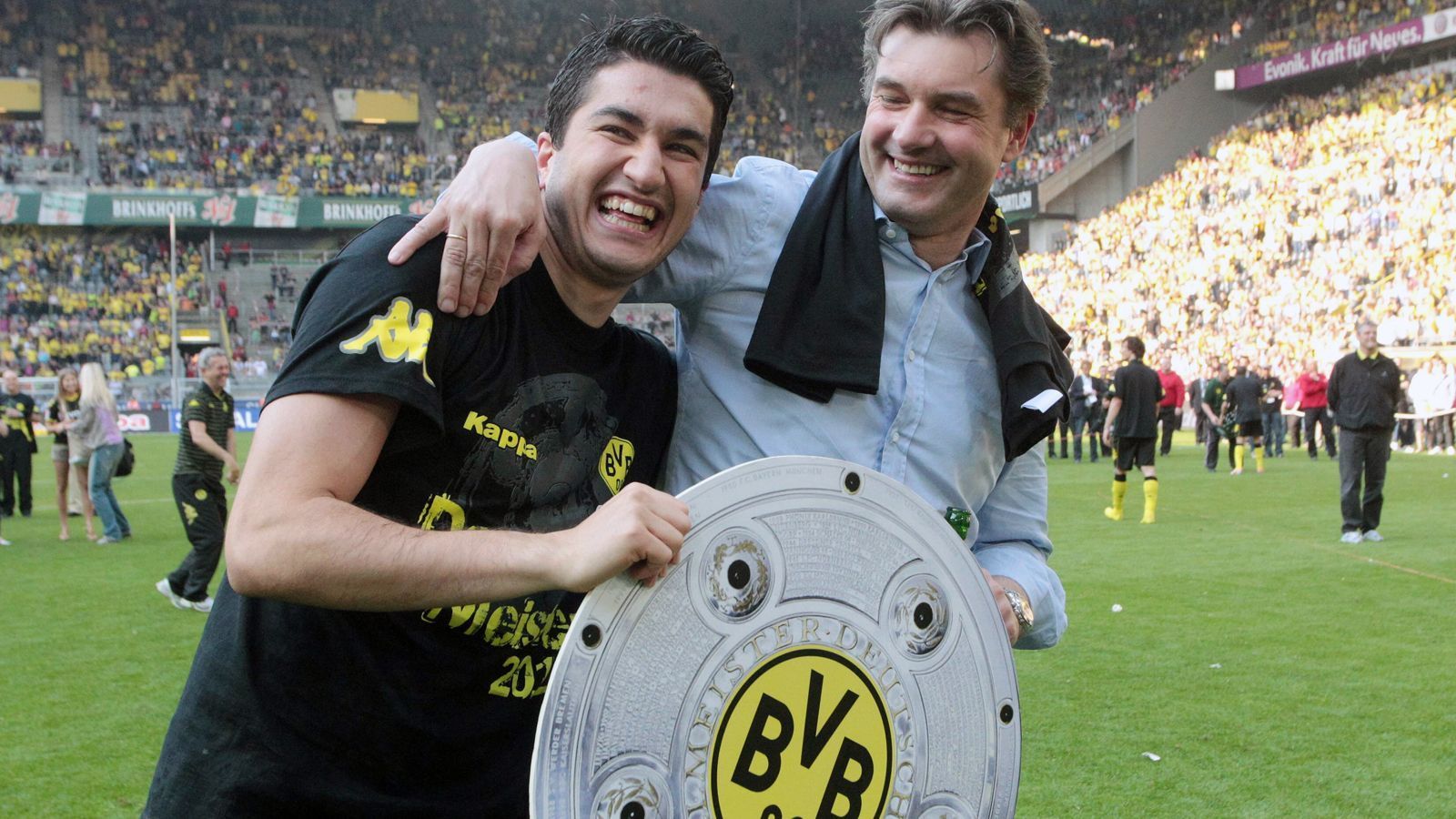 
                <strong>Nuri Sahin</strong><br>
                Ein Leistungsträger der Dortmunder Meistermannschaft war definitiv Eigengewächs Nuri Sahin. Der damals noch jüngste Bundesliga-Profi der Geschichte stand in 30 Begegnungen auf dem Platz, beim meisterschaftsentscheidenden 2:0-Sieg gegen Nürnberg konnte er hingegen nur nach dem Schlusspfiff bei den Feierlichkeiten mitwirken, weil er zu diesem Zeitpunkt verletzungsbedingt fehlte. Nach dem Titelgewinn 2011 verabschiedete sich der sechsmalige Saisontorschütze zu Real Madrid, kehrte aber schon Anfang 2013 zurück in den Ruhrpott. In Dortmund blieb der Fanliebling anschließend bis 2018. Über Werder Bremen ging es für den türkischen Nationalspieler danach in die Süper Liga zu Antalyaspor. Dort spielt der 32-Jährige jetzt an der Seite von Weltmeister Lukas Podolski.
              