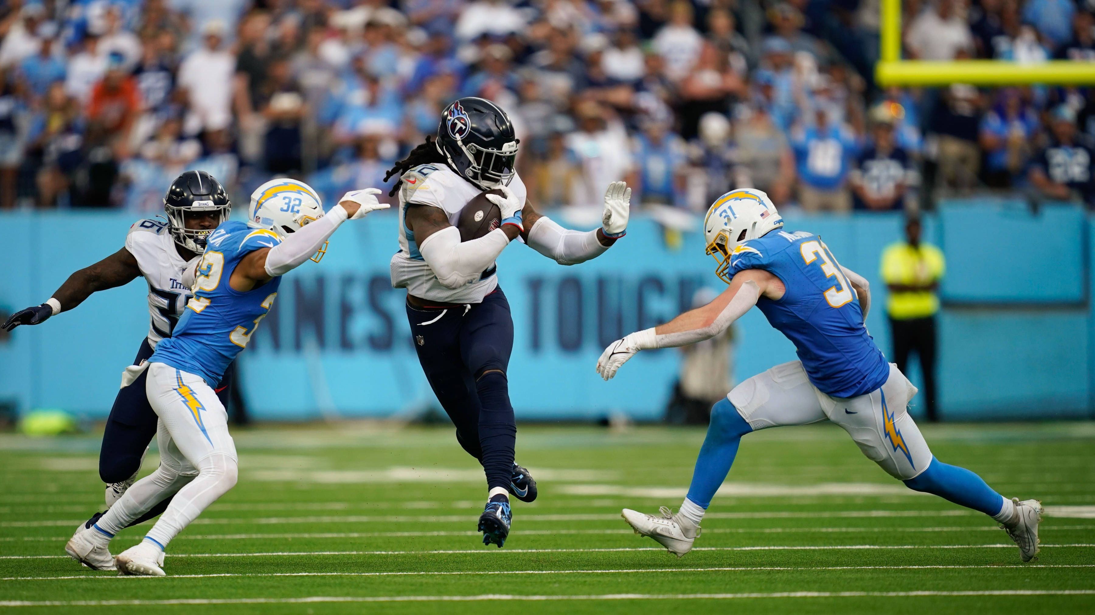 <strong>Derrick Henry (Tennessee Titans)</strong> <br>Auch der Vertrag des wahrscheinlich besten reinen Running Backs dieser Generation wird 2024 auslaufen. Derrick Henry hat in seiner Karriere ein unglaubliches Stehvermögen für seine Position gezeigt. 2023 wird er erneut zeigen wollen, dass er noch einige Jahre mehr im Tank hat. In Woche 4 ließ er mal wieder sein Können aufblitzen und führte die Titans mit 122 Rushing Yards und einem Score zum Sieg über die Bengals.