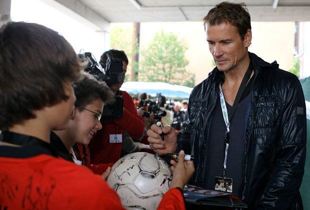 
                <strong>Jens Lehmann</strong><br>
                Jens Lehmann war zu den Fans nicht immer so nett wie auf diesem Foto. Zu seiner Stuttgarter Zeit riss er einem Anhänger einfach die Brille von der Nase und machte sich damit davon. Erst später gibt er die Brille wieder zurück.
              