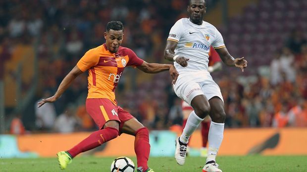 
                <strong>Fernando (Galatasaray Istanbul)</strong><br>
                Auch Galatasaray Istanbul hat im Sommer auf dem Transfermarkt ordentlich hingelangt und namhafte Neuzugänge präsentiert. Einer von ihnen ist der Brasilianer Fernando. Der 30-Jährige wechselte von Manchester City in die Türkei und unterschrieb bei "Gala" bis 2020. Die Ablöse soll sich auf etwas mehr als fünf Millionen Euro belaufen. Beim 4:1-Heimsieg zum Saisonauftakt gegen Kayserispor stand Fernando dann direkt in der Startelf.
              