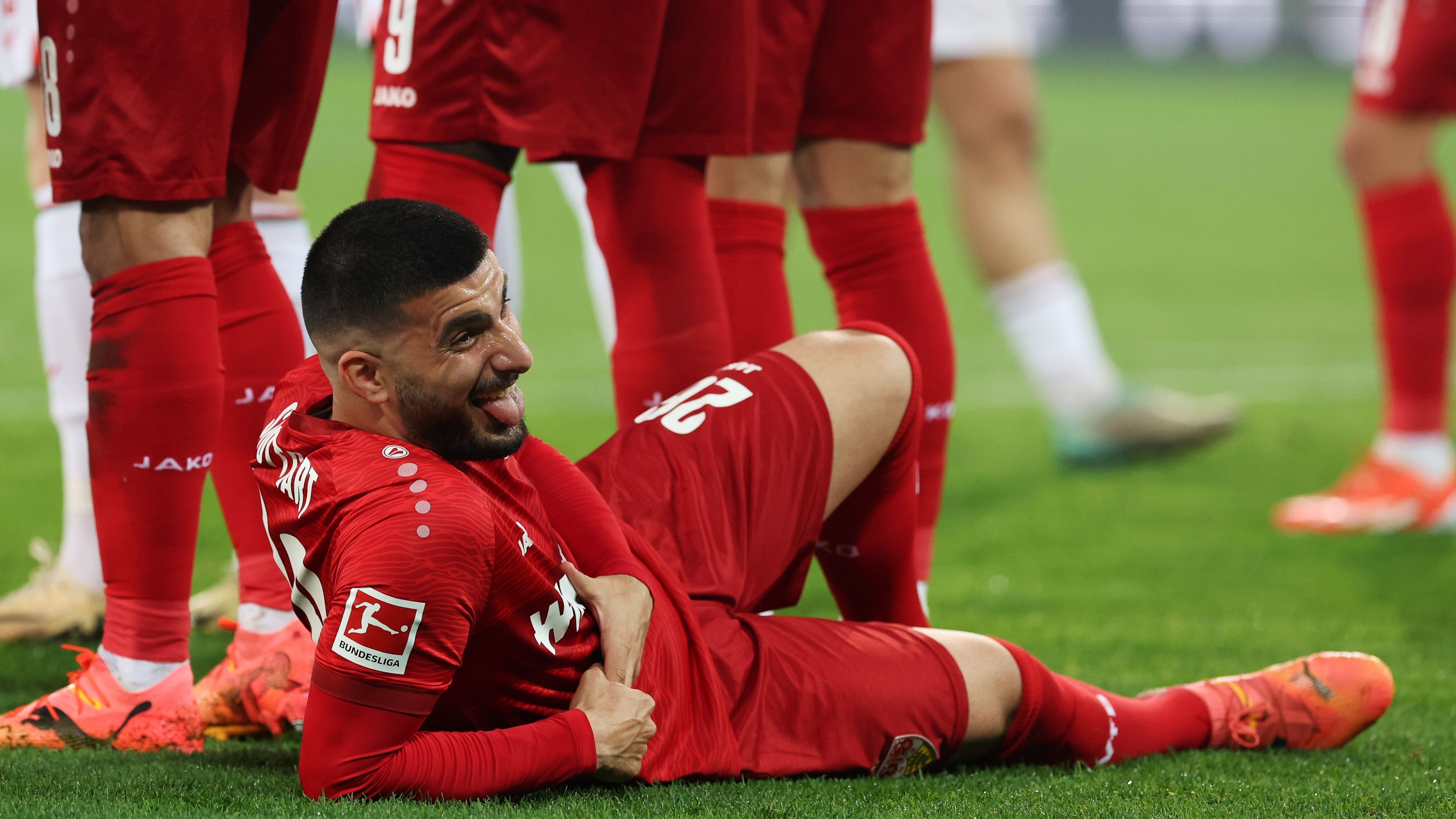 <strong>Deniz Undav (Brighton &amp; Hove Albion)</strong><br>Der anvisierte Transfer von Deniz Undav zum VfB Stuttgart könnte sich wohl noch einige Zeit hinziehen. Nach "Sky"-Informationen liegt das Gesamtpaket aus Ablöse und Gehalt bei 40 bis 45 Millionen Euro. Die Schwaben hätten sich zwar klare Grenzen gesetzt, aktuell werde aber weiter mit Brighton &amp; Hove Albion verhandelt ...