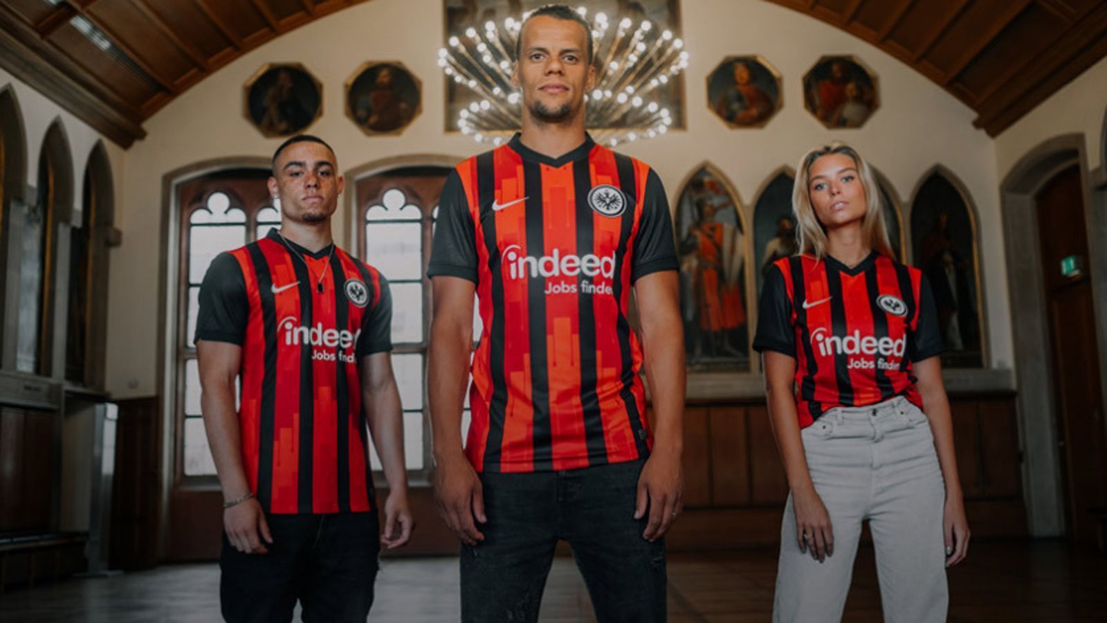 
                <strong>Eintracht Frankfurt Heimtrikot 2020/21</strong><br>
                Die Frankfurter Eintracht kehrt in der neuen Saison zu ihren bewährten Trikotfarben zurück, das neue Heimtrikot ist vorne rot-schwarz gestreift und auf der Rückseite komplett in schwarz gehalten. Als Erinnerung an die Titelfeiern der Vergangenheit ist in das neue Trikot die Silhouette des Frankfurter Römers eingearbeitet. Ab dem 11. August ist das Trikot für die Fans der "Adler" dann überall erhältlich. 
              