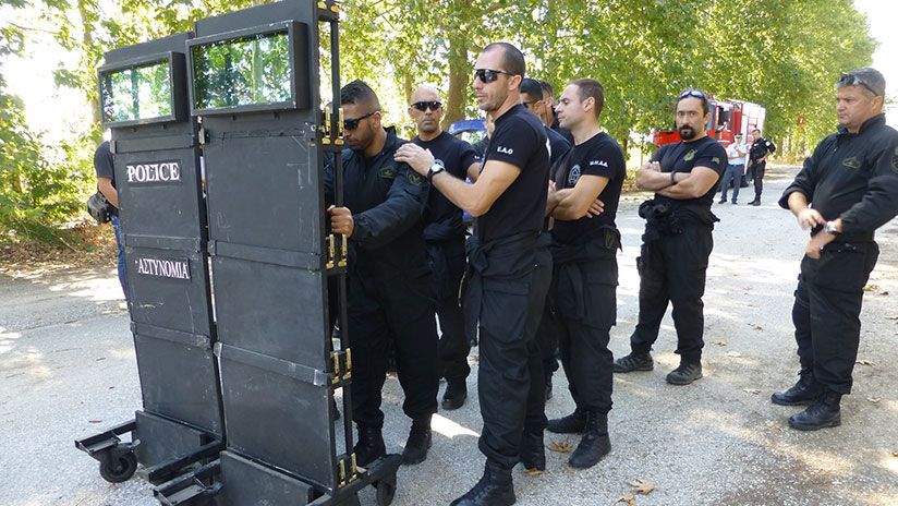 In Griechenland wird ein Reisebus entführt. Die Täter wollen freies Geleit Richtung Bulgarien. Mehrere Geiseln sind verletzt.