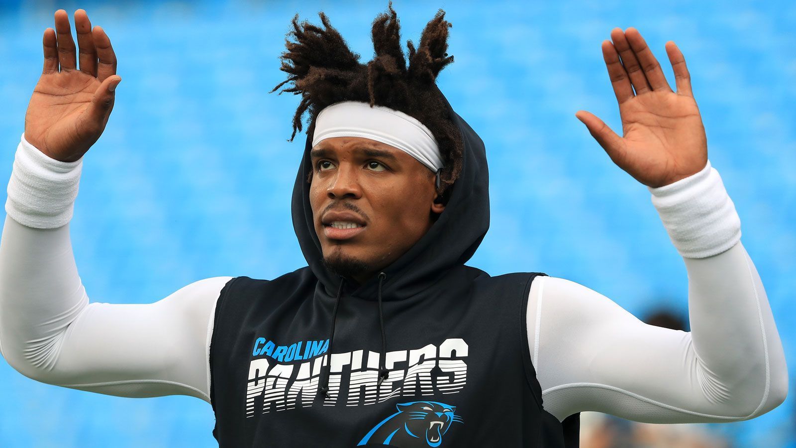 
                <strong>Cam Newton (Carolina Panthers)</strong><br>
                Eigentlich will Cam Newton die Carolina Panthers nicht verlassen. Das hat er öffentlichkeitswirksam verdeutlicht. Doch der Spielerwunsch steht in der NFL selten an erster Stelle. "Super Cam" verkörpert zumindest das Selbstverständnis, die Erfolgsdynastie von Brady fortsetzen zu können. Hinter seiner Fitness steht jedoch ein großes Fragezeichen - diese ist auch der Hauptgrund für seinen sich anbahnenden Abschied aus Charlotte. Knie, Rücken, Schulter, zuletzt der Fuß - bei Newton sind viele Körperpartien bereits in Mitleidenschaft gezogen. Die Patriots werden also wohl kaum überstürzt zugreifen.
              