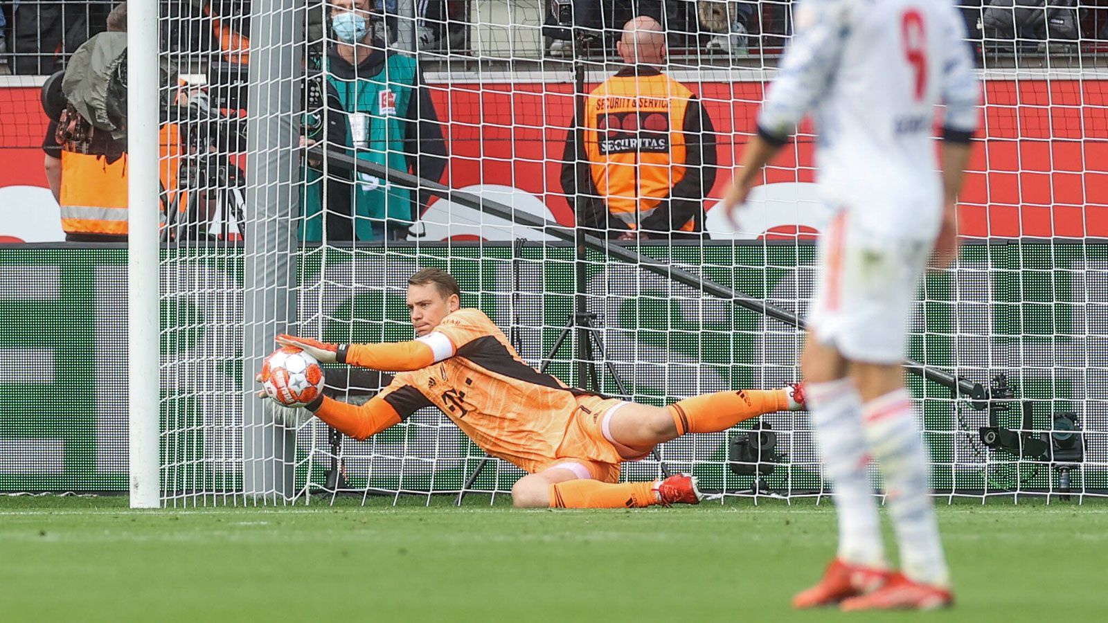 
                <strong>Manuel Neuer</strong><br>
                Erst in der 43. Minute das erste Mal wirklich gefordert, nach einem Schuss von Diaby. Seine Weltklasse wird zunächst nicht benötigt, dann aber stark gegen Demirbay. ran-Note: 1
              