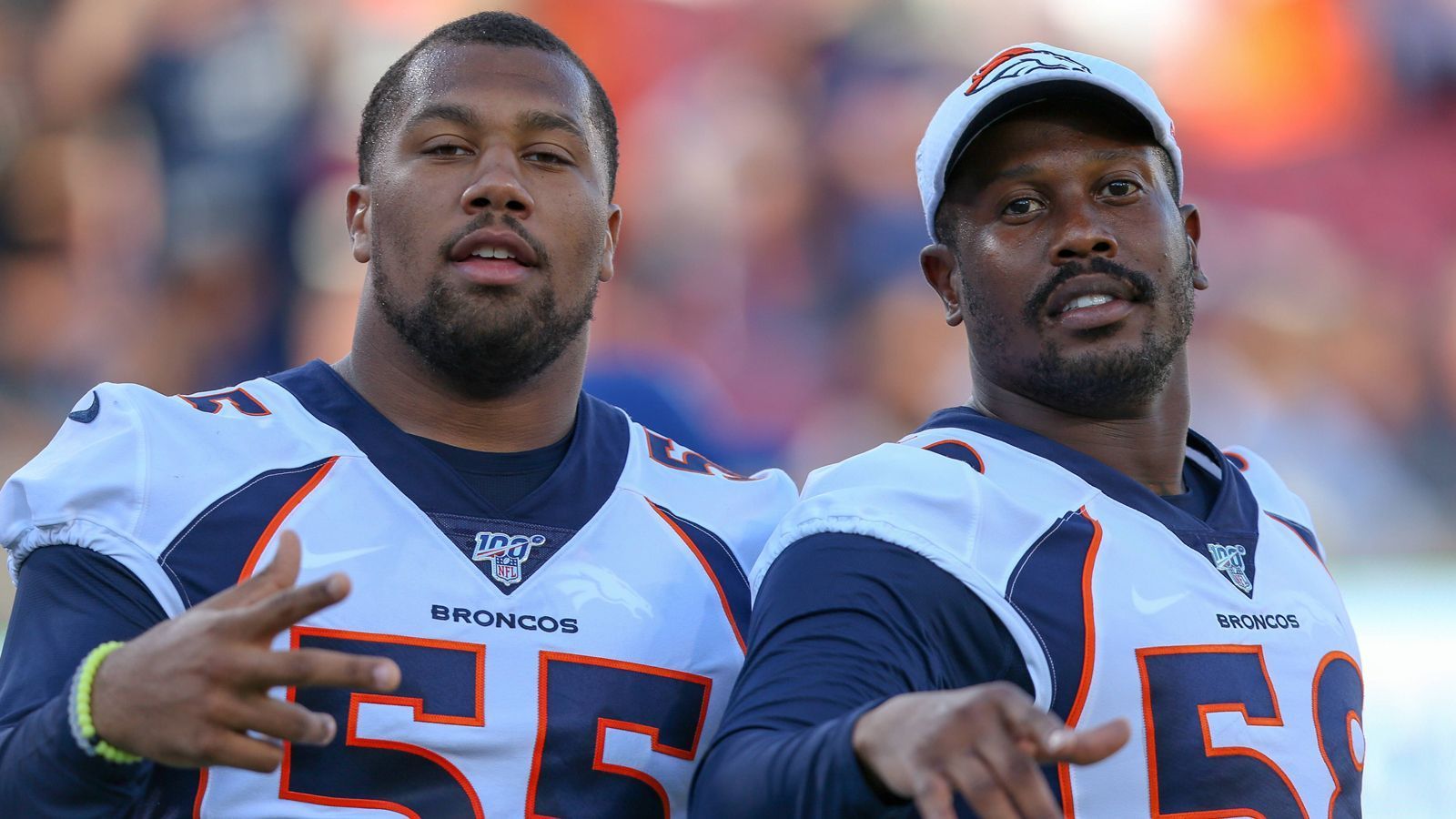 
                <strong>Denver Broncos - Bleiben die Stars in der Defense fit? </strong><br>
                Die Denver Broncos sind in der Defense mit Von Miller, Bradley Chubb, Justin Simmons und Co. bestens besetzt. In den vergangenen Jahren fiel eine der Stützen jedoch stets aus: Von Miller die komplette letzte Spielzeit, Chubb den Großteil der Saison 2019. Bleibt der harte Kern endlich die Saison über fit, ist dem Team - zumindest auf der einen Seite der Line of Scrimmage - viel zuzutrauen. Verschont das Verletzungspech diesmal die Franchise aus Colorado?
              
