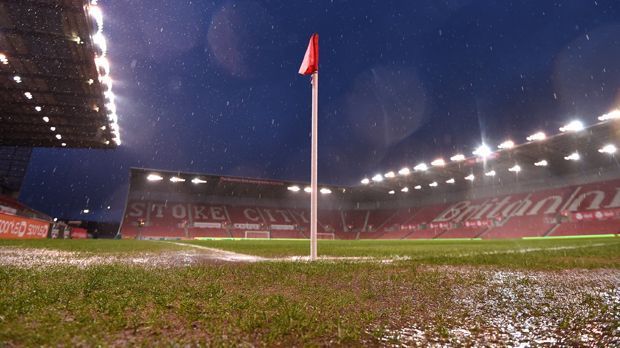 
                <strong>Stoke City - Britannia Stadium</strong><br>
                Stoke City: Etwas mehr zahlt man im Britannia Stadium von Stoke City. Der Arnautovic-Klub bietet für 2.200 Euro einen Kick tagsüber unter der Woche. Für 3.500 Euro bekommt man ein Spiel am Wochenende. Das alles aber erst wieder ab 2017, da das Stadion in diesem Sommer erneuert wird.
              