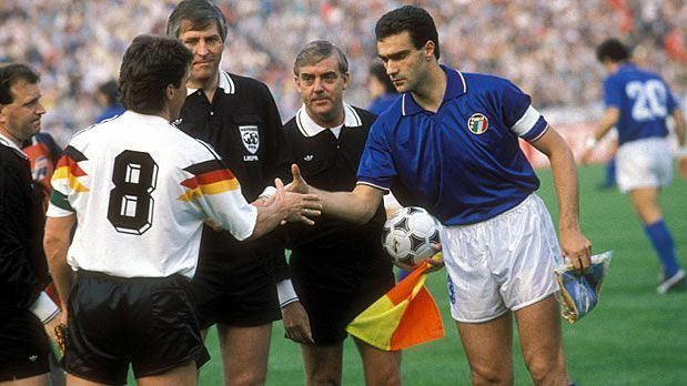 <strong>Gruppenspiel bei der EM 1988</strong><br>
                EM 1988: Auch der Heimvorteil verhilft der DFB-Elf am 10. Juni 1988 im Gruppenspiel in Düsseldorf nicht zum Sieg. Immerhin gleicht Andreas Brehme den italienischen Führungstreffer durch Roberto Mancini schnell aus. Doch es bleibt beim 1:1. Für beide Teams ist im Halbfinale Schluss: Deutschland unterliegt dem späteren Europameister Niederlande mit 1:2, Italien muss sich der UdSSR mit 0:2 beugen.