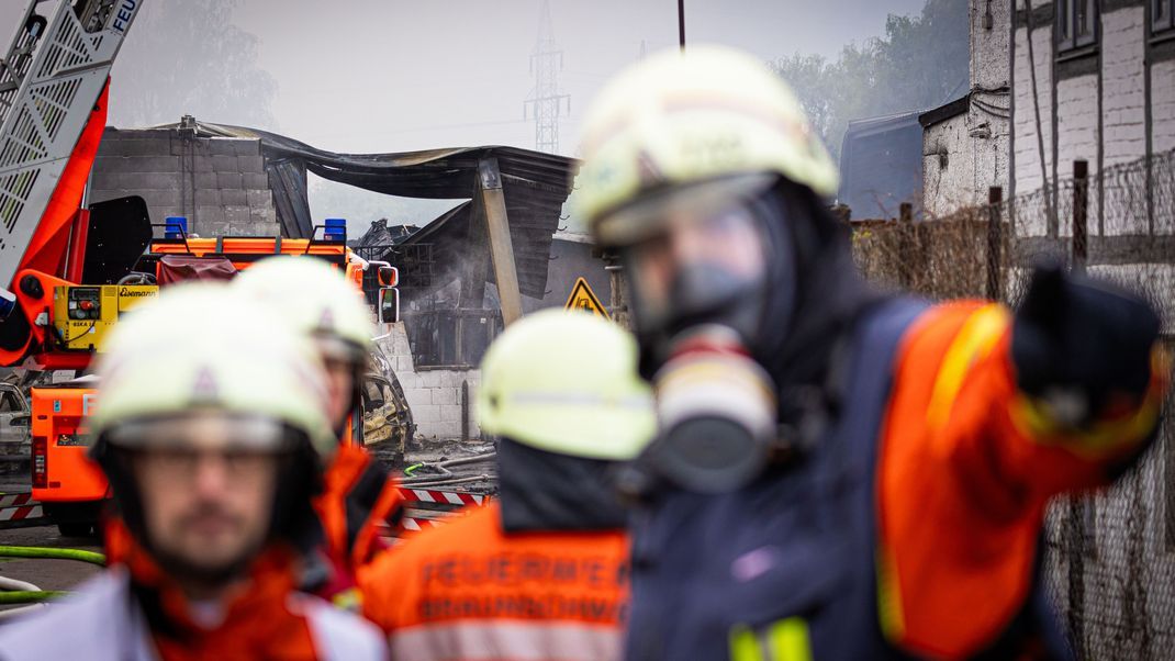 Einsatzkräfte der Feuerwehr versuchen, den Großbrand in einem Braunschweiger Industriegebiet unter Kontrolle zu bringen. Eine Firma für die Entwicklung und Abfüllung von Aerosolen und Spray-Produkten ist am Dienstag in Brand geraten.