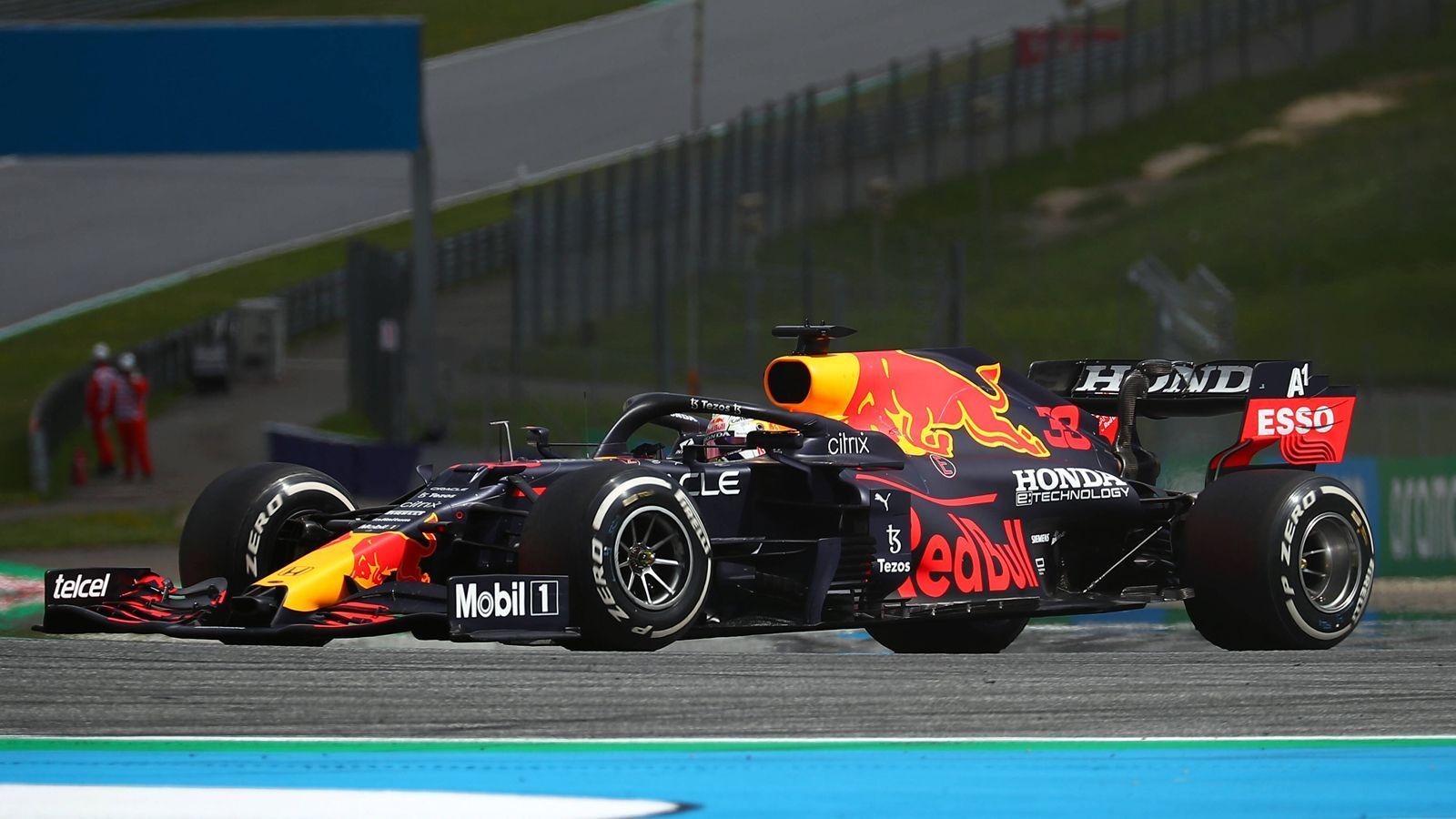 
                <strong>Absolute Benchmark</strong><br>
                Ähnlich sieht es auch Berger: "Aerodynamisch war Red Bull schon in den vergangenen Jahren die absolute Benchmark, Adrian Newey ist einfach ein Ausnahmekönner auf diesem Gebiet. Von daher hat Red Bull fast schon traditionell aerodynamisch das beste Gesamtpaket."
              