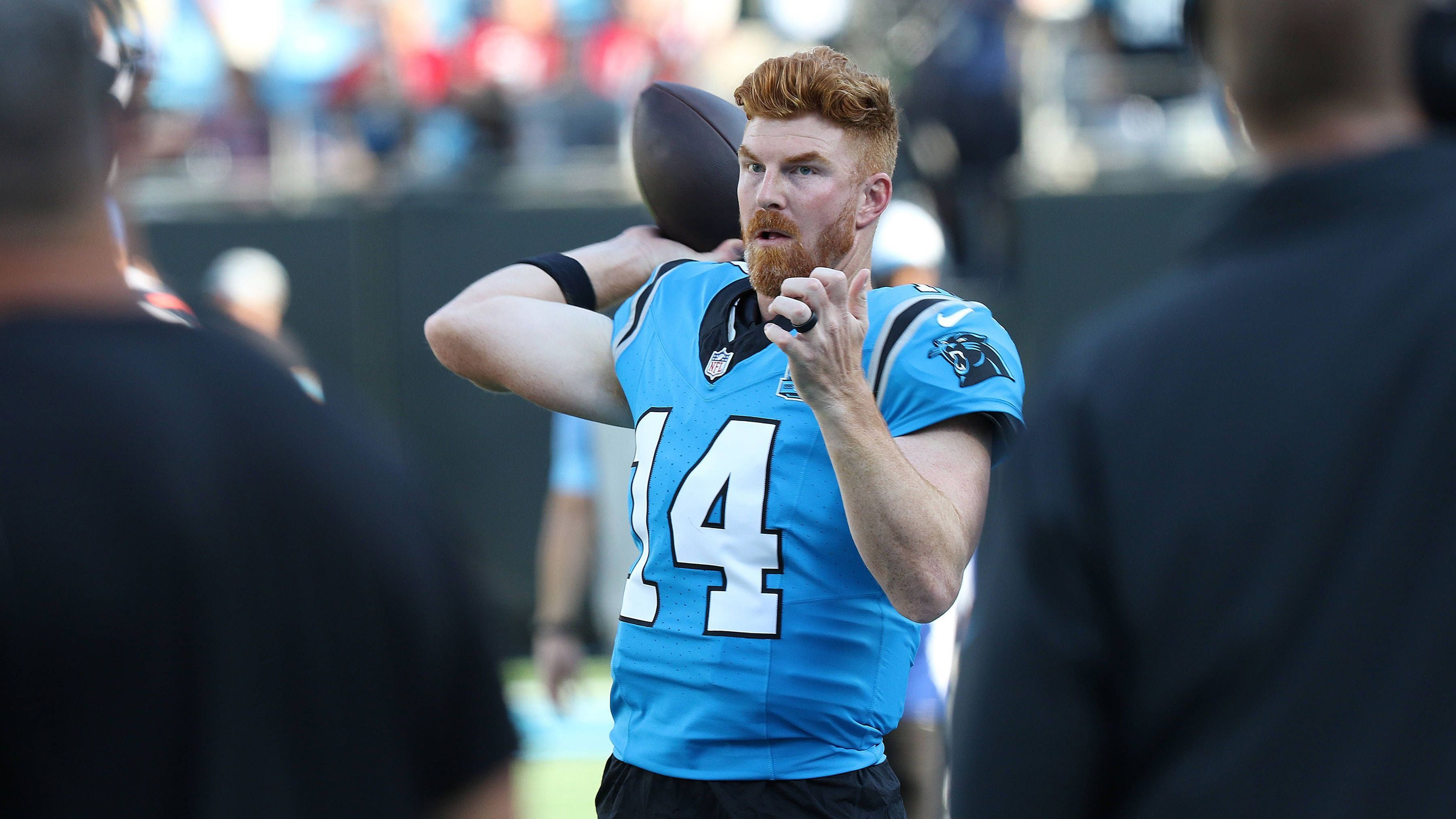 <strong>Platz 25 : Andy Dalton (Carolina Panthers)<br></strong>Auch Andy Dalton überraschte zwischenzeitlich, nachdem er für den <a data-li-document-ref="434537" href="https://www.ran.de/sports/nfl-carolina-panthers-bryce-young-von-versetzung-auf-die-bank-ueberrascht-434537">desolaten Bryce Young</a> übernommen hatte. Mittlerweile zeigt Daltons Formkurve allerdings wieder stark bergab. Gegen die Falcons unterliefen ihm im letzten Viertel zwei Picks. Gut möglich, dass bald wieder Young übernimmt.