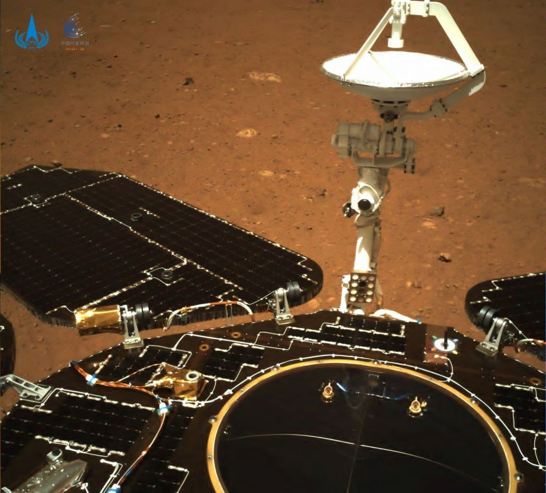 Mittlerweile hat der Rover erste Bilder vom Mars zur Erde gesandt. Darauf ist zu sehen, dass der Roboter seine Solarpaneelen bereits entfaltet hat.