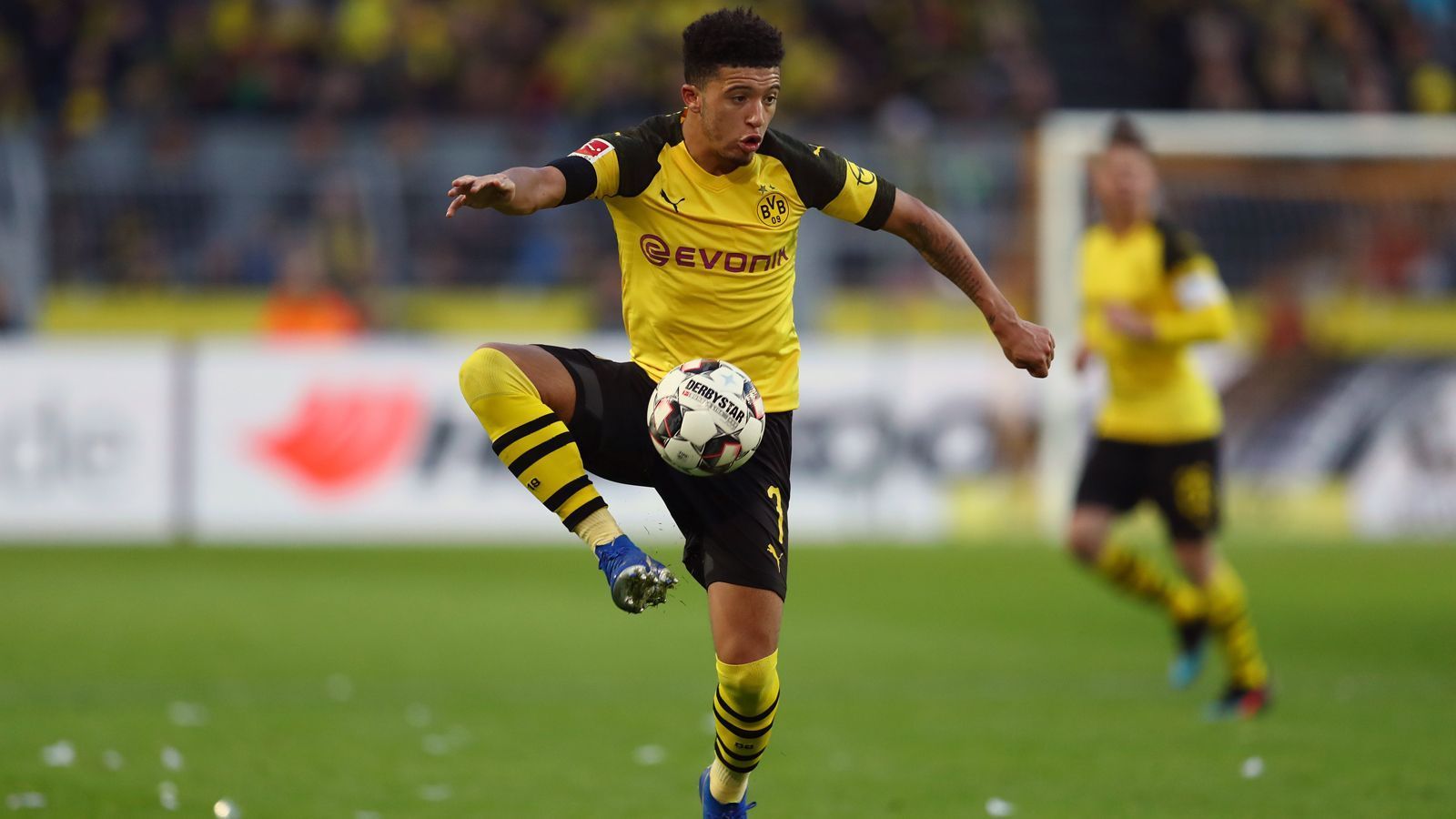 
                <strong>Platz 1 - Jadon Sancho (Borussia Dortmund)</strong><br>
                Torvorlagen: 12Liga-Einsätze: 26Liga: BundesligaLand: Deutschland
              