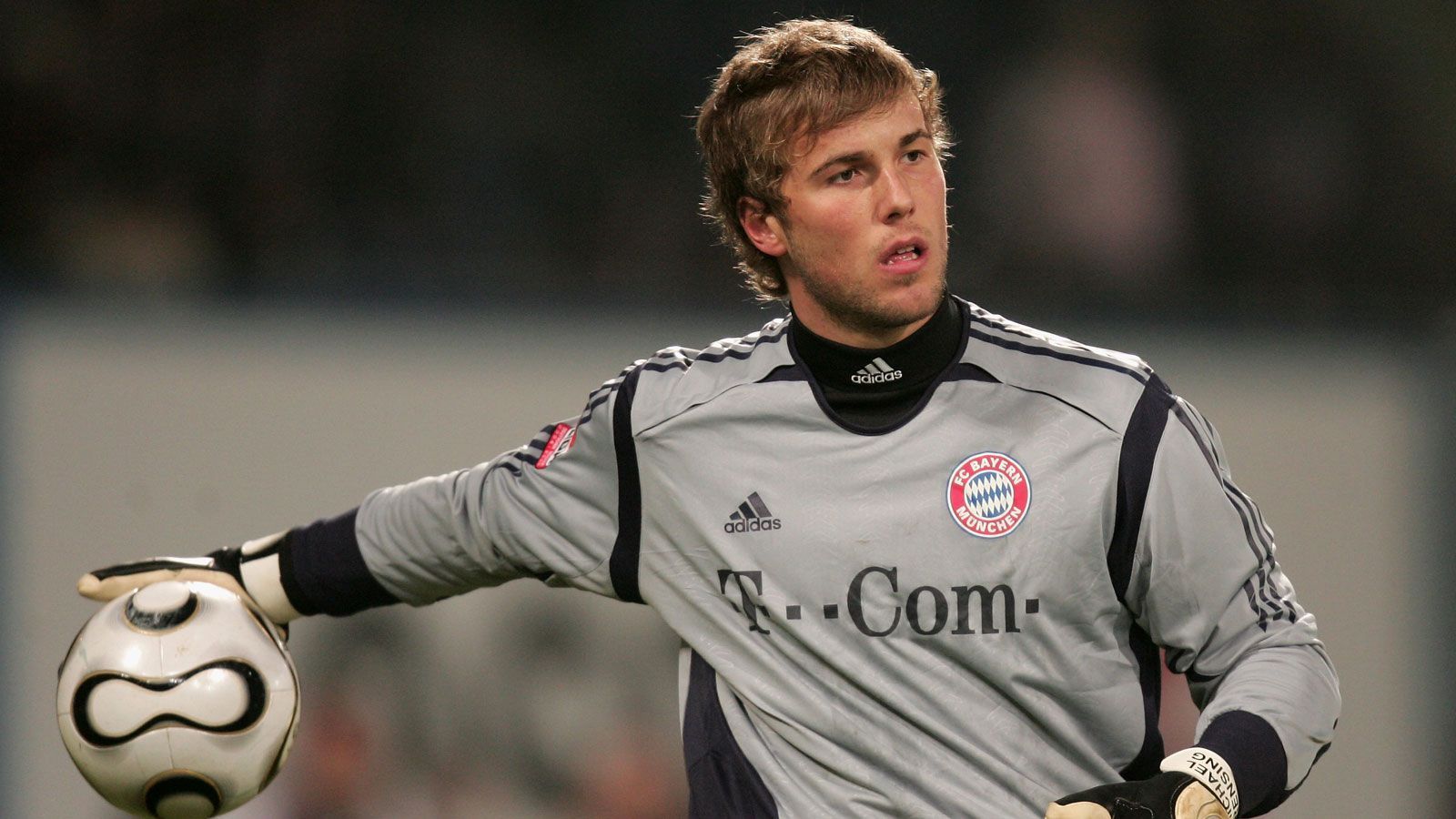 
                <strong>Michael Rensing</strong><br>
                Rensing wechselte bereits als Jugendlicher zu den Bayern und rückte 2003/04 als Ersatzmann von Oliver Kahn zu den Profis auf. Nach dessen Karriereende 2008 übernahm Rensing dann das schwere Torwarterbe in München. Ein Jahr später wurde er von Hans-Jörg Butt ersetzt, sein auslaufender Vertrag wurde 2010 nicht verlängert. Über Köln und Leverkusen gelangte das frühere Top-Talent dann zu Fortuna Düsseldorf, für die er von 2013 bis 2019 zwischen den Pfosten stand. Inzwischen hat er seine Karriere beendet.
              