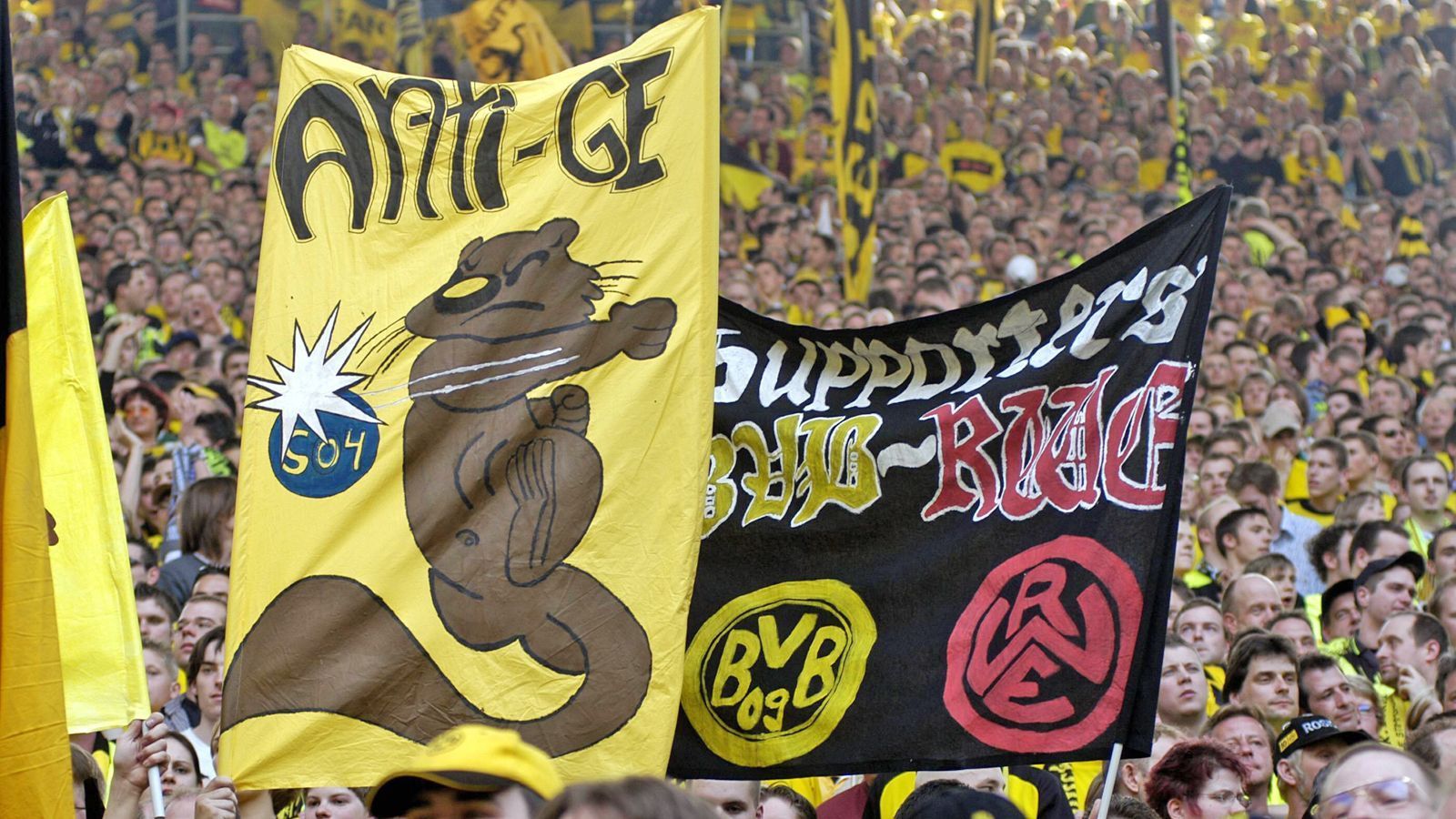 
                <strong>Borussia Dortmund & RW Essen</strong><br>
                Und es gibt noch ein weiteres Beispiel dafür, wie der gemeinsame Rivale Fan-Gruppen zusammenschweißen kann. Im Falle von Borussia Dortmund und RW Essen ist es natürlich der FC Schalke 04 – ganz getreu dem Motto "der Feind meines Feindes ist mein Freund". Die Fanfreundschaft erlitt aber erst im November 2018 einen harten Bruch. Bei der Regionalliga-Partie zwischen RW Essen und der U 23 des BVB standen mit Alexander Isak, Sebastian Rode und Shinji Kagawa gleich drei Profis aus der ersten Mannschaft auf dem Feld. Der BVB gewann dank eines Isak-Dreierpacks mit 3:0. Die Essener Fans waren stinksauer und verglichen die Dortmunder lautstark mit dem Revier-Nachbarn aus Gelsenkirchen.
              