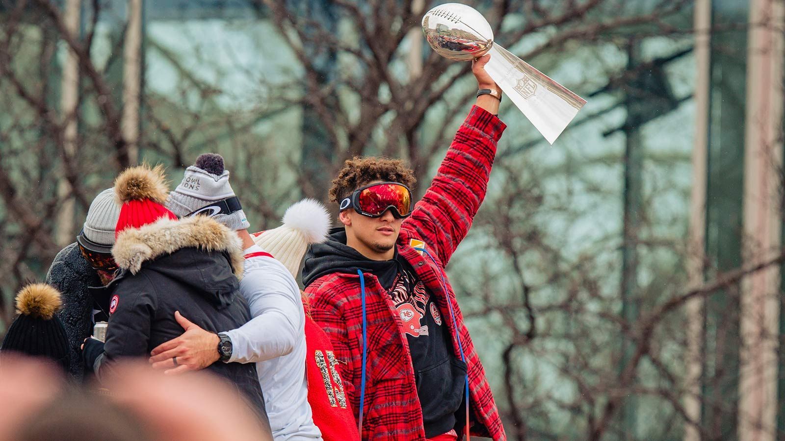 
                <strong>Erfolge</strong><br>
                Patrick Mahomes spielt in seiner sechsten Saison in der NFL, die fünfte als Starter, schon in seinem dritten Super Bowl. Einen konnte er vor drei Jahren gegen die San Francisco 49ers gewinnen. Jalen Hurts steht in seinem dritten Jahr und wird seinen ersten Super Bowl spielen. Nachdem Mahomes auch bei den individuellen Awards (ein MVP, 2018) die Nase vorn hat, geht diese Kategorie an ihn. – 1:0 für Mahomes
              