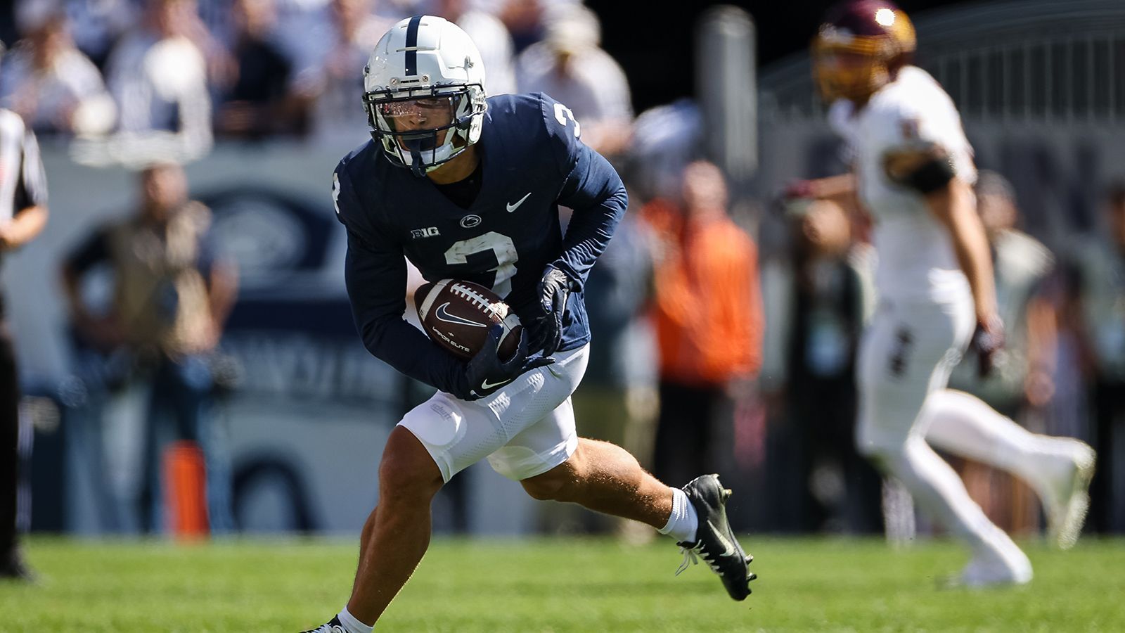 
                <strong>Parker Washington, Wide Receiver, Penn State Nittany Lions</strong><br>
                Wer Parker Washington draftet, der braucht eine besondere Rolle für ihn, in der er aber zum Star avancieren kann. Gebaut wie ein Running Back, kann Washington mit einem Mix aus Physis und läuferischer Antizipation nach dem Catch viele Yards auf eigene Faust heraus holen. Der Passempfänger zeigte zudem, dass er enorm gute Catching-Fähigkeiten besitzt und sammelte Pässe - mal einhändig, mal hoch in der Luft, mal fliegend Richtung Boden - auf konstant hohem Niveau ein. Allerdings ist Washington athletisch limitiert und im Route Running fehlt es ihm an Spritzigkeit und technischen Feinheiten.  
              