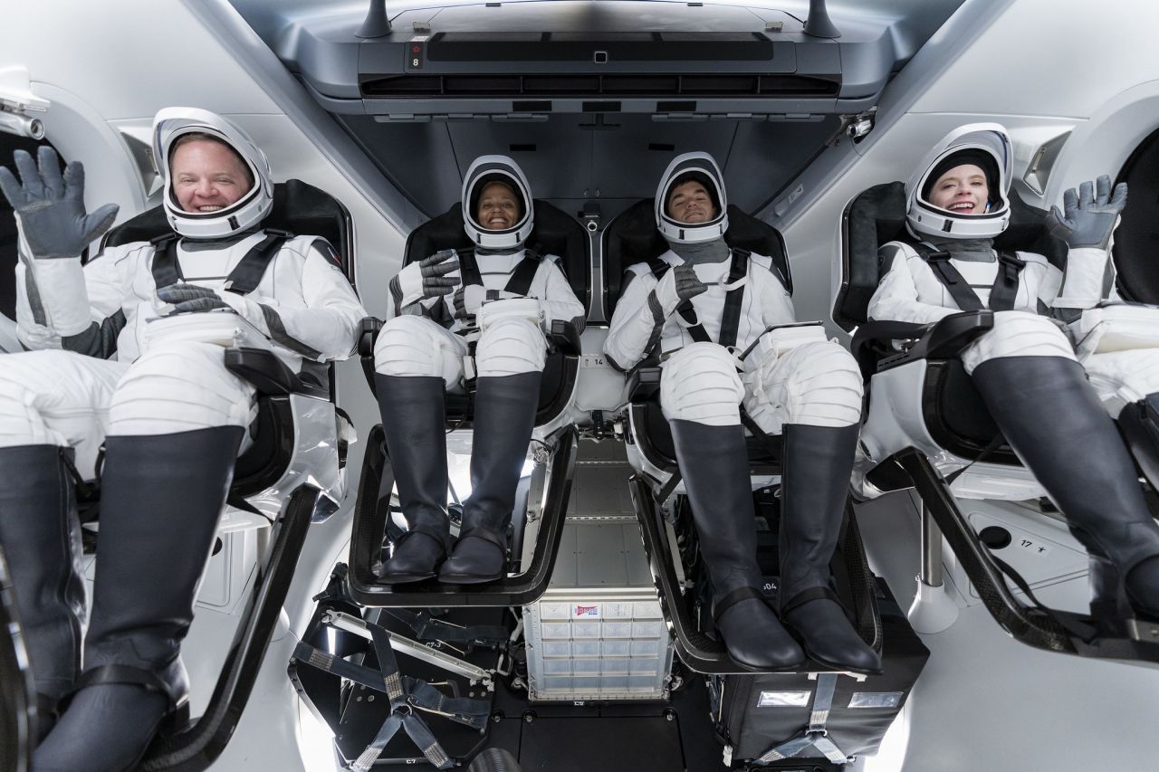 Astronaut:innen in Hochglanz: SpaceX weiß seine erste reine Tourismus-Mission auch optisch gut zu vermarkten. Hier die Crew vor dem Start im Crew Dragon.