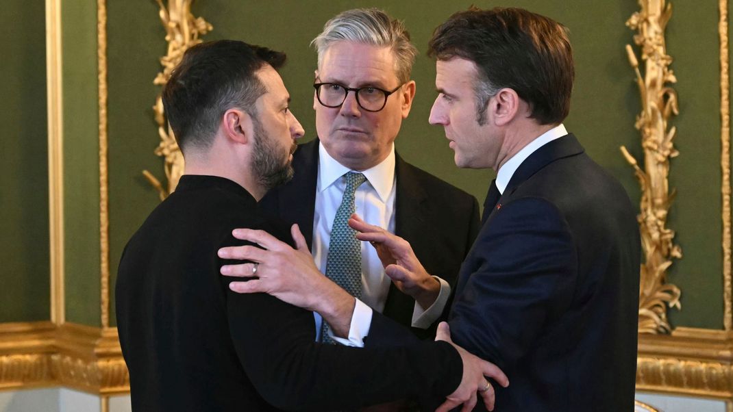 Keir Starmer (Mitte), Wolodymyr Selenskyj (links) und Emmanuel Macron unterhalten sich während des Gipfeltreffens der europäischen Staats- und Regierungschefs zur Lage der Ukraine.