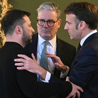 Keir Starmer (M), Wolodymyr Selenskyj und Emmanuel Macron unterhalten sich während des Gipfeltreffens der europäischen Staats- und Regierungschefs zur Lage der Ukraine.