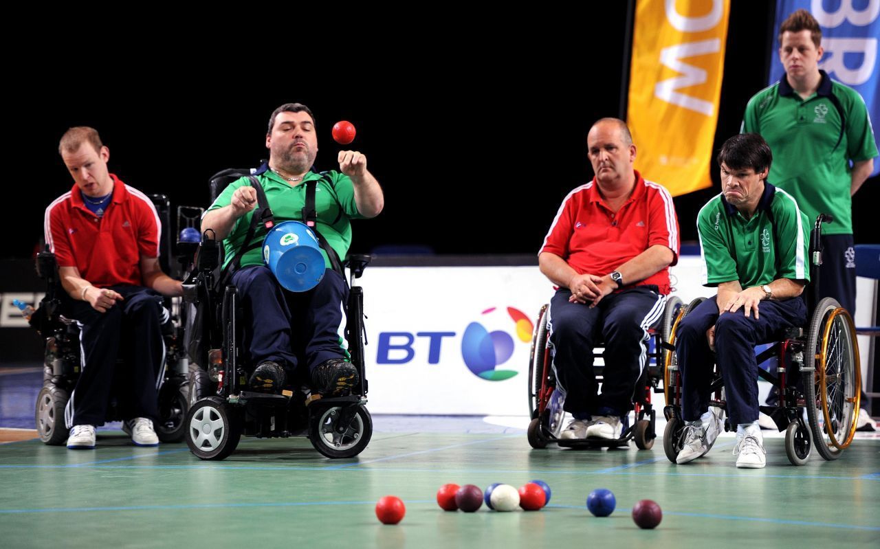 Boccia: Im Gegensatz zu herkömmlichen Metall- oder Kunststoffkugeln sind die Bälle beim Para-Boccia aus Leder. Die Athlet:innen sitzen im Rollstuhl und können die Bälle werfen, schießen oder über eine Rampe rollen. Punkte sammelt, wer seine Bälle möglichst näher an den Jackball bringt als die Gegner:innen. Es gibt Einzel-, Doppel-, und Teamwettbewerbe. Die Sportart ist seit 1984 paralympisch. Das Foto zeigt das irische und da