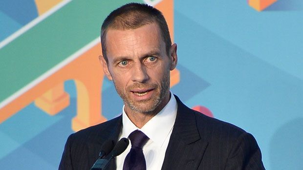 
                <strong>CL-Finale bald in New York?</strong><br>
                CL-Finale außerhalb Europas: Uefa-Boss Aleksander Ceferin überlegt offenbar zukünftig das Finale der Champions League höchstbietend zu verkaufen. So könnte das Endspiel bald auch außerhalb Europas ausgetragen werden, zum Beispiel in den USA. Dass die Fans damit nicht einverstanden sein könnten, schließt der Slowene aus: "Die Reise von Portugal nach Aserbaidschan dauert fast genau so lang wie ein Flug nach New York", meinte Ceferin gegenüber der Nachrichtenagentur AP.
              