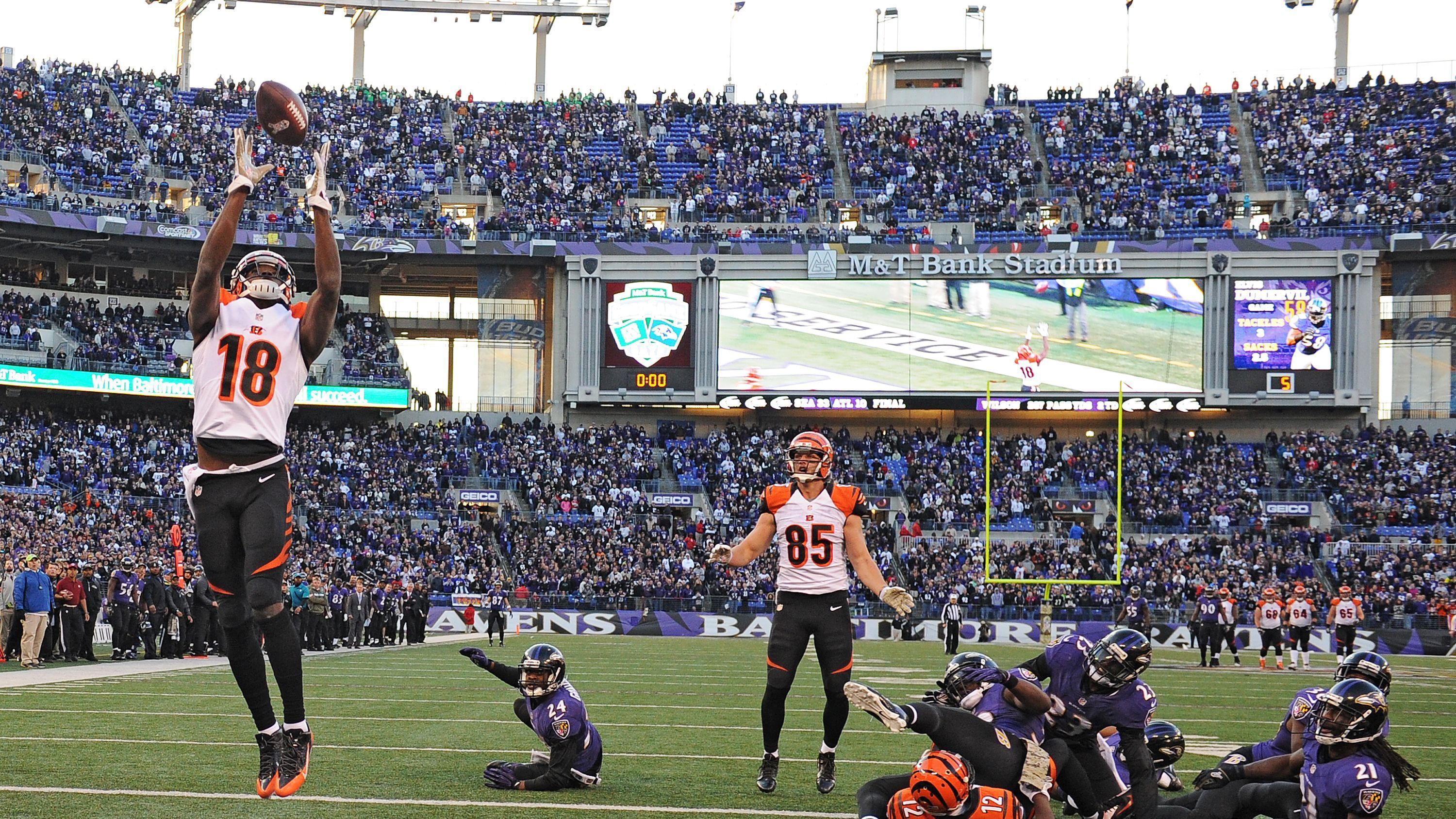 
                <strong>Baltimore Ravens</strong><br>
                Stadion: M&T Bank Stadium -Kapazität: 71.008 -Erlaubte Zuschauer 2020: Die Ravens haben den ersten Teil der Saison ohne Zuschauer bestritten. Gegen die Chiefs waren in Week 3 lediglich 250 Familienmitglieder im Stadion. Für das Spiel gegen die Steelers am 1. November waren rund 7.000 Zuschauer zugelassen. In den vergangenen Spielen waren keine Zuschauer mehr im Stadion. - Erlaubte Zuschauer Playoffs: Noch offen, vermutlich keine.
              