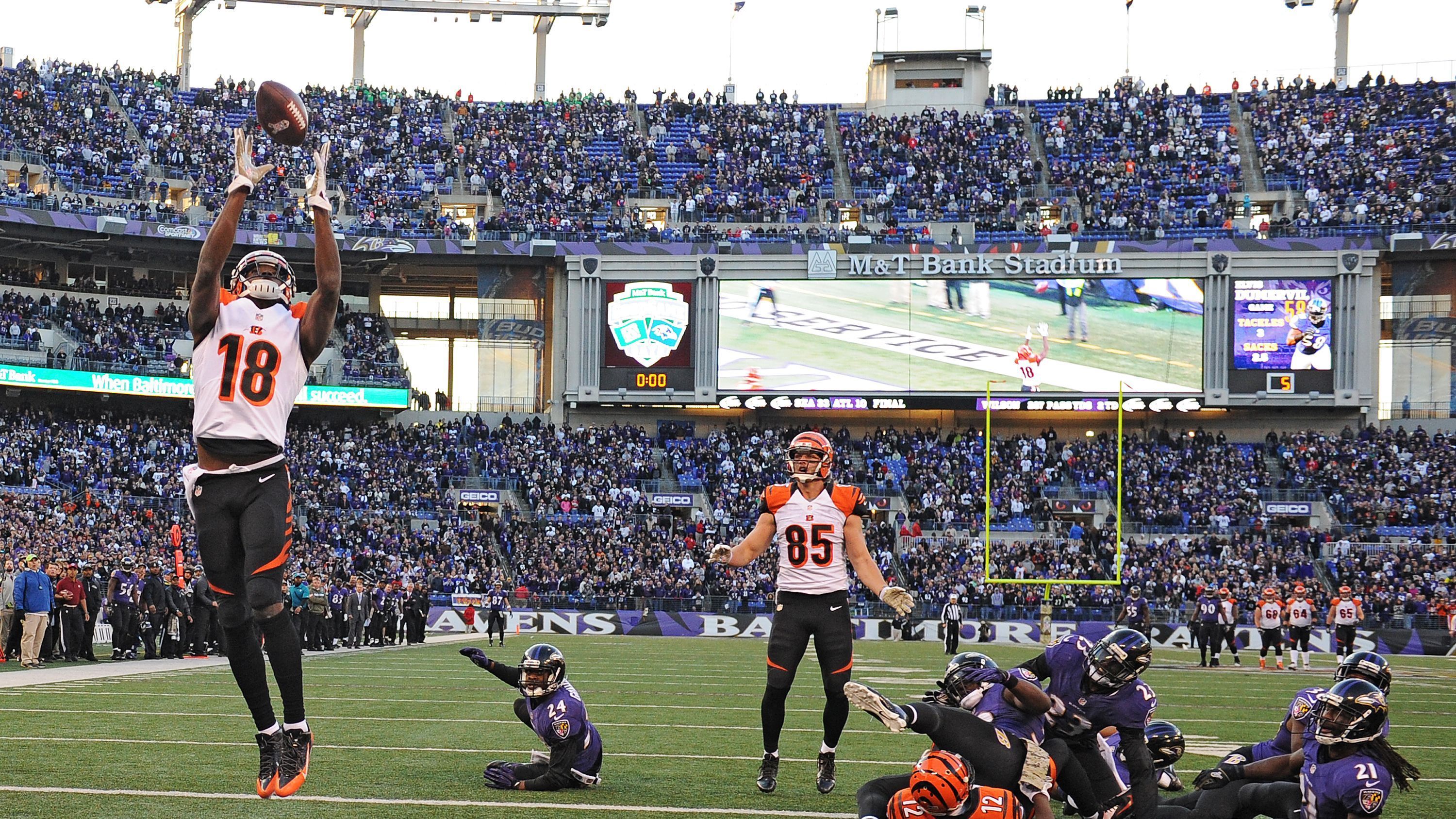 
                <strong>Baltimore Ravens</strong><br>
                Stadion: M&T Bank Stadium -Kapazität: 71.008 -Erlaubte Zuschauer 2020: Die Ravens haben den ersten Teil der Saison ohne Zuschauer bestritten. Gegen die Chiefs waren in Week 3 lediglich 250 Familienmitglieder im Stadion. Für das Spiel gegen die Steelers am 1. November waren rund 7.000 Zuschauer zugelassen. In den vergangenen Spielen waren keine Zuschauer mehr im Stadion. - Erlaubte Zuschauer Playoffs: Noch offen, vermutlich keine.
              