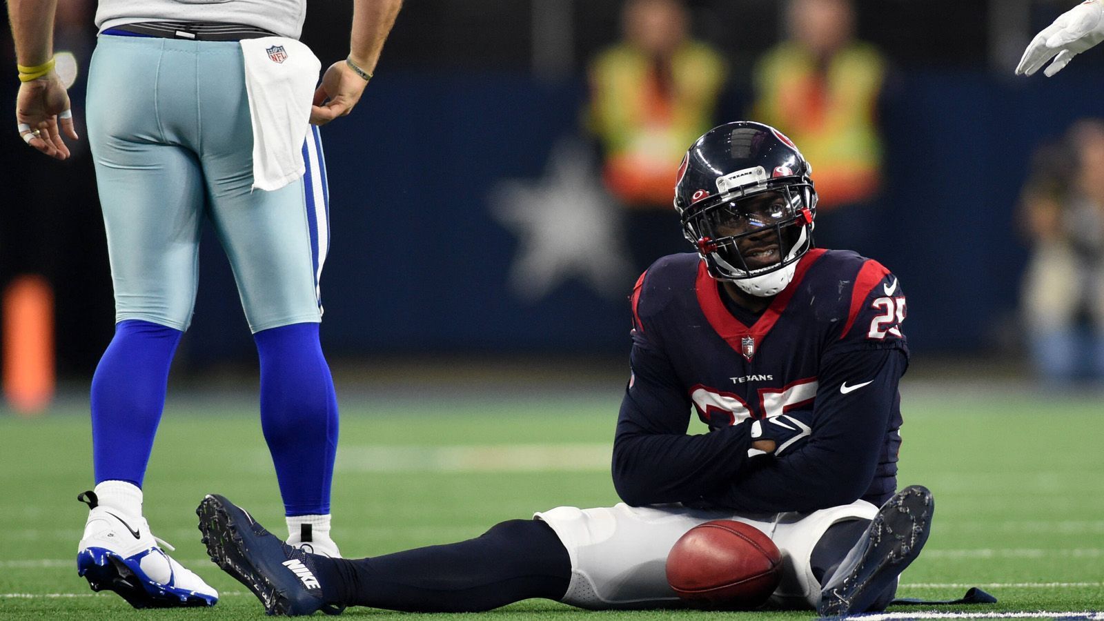 
                <strong>Gewinner: Houston Texans</strong><br>
                Die Houston Texans zählen in dieser Saison selten zu den Gewinner. Ein Mal, um genau zu sein. Und auch am Wochenende haben sie verloren. Mit 23:27 gegen die Dallas Cowboys. Aber erst 40 Sekunden vor Schluss. Viel fehlte nicht zum Upset, den die Texans aber vielleicht noch bereut hätten. Denn mit einer Bilanz von 1-11-1 sind sie dem Ziel des ersten Picks im kommenden Draft weiterhin am nächsten. Und da könnte der kommende Franchise-Quarterback warten. Dennoch haben die Texaner im Spiel gegen Dallas gezeigt, dass sie auch jetzt Potential haben. Offensiv erzielten sie 23 Punkte, defensiv erzwangen sie drei Turnover - inklusive zweier Interceptions. 
              