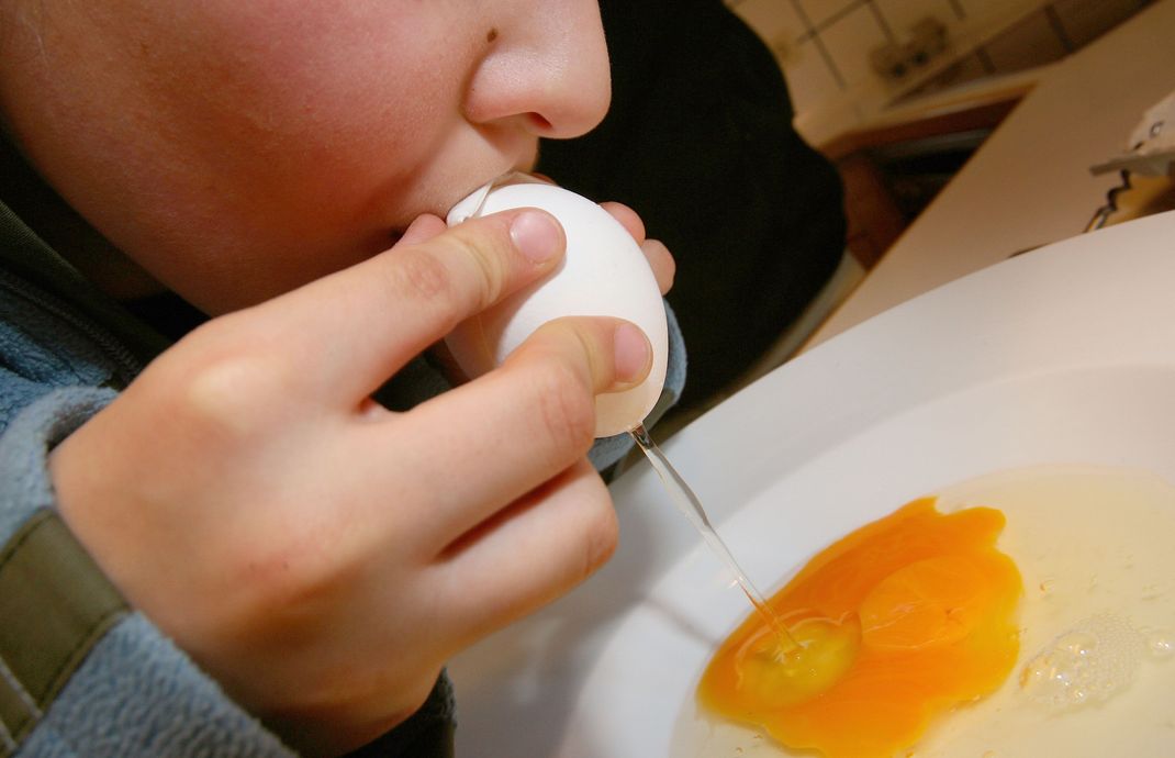 Lassen Sie die Kleinen ruhig helfen und die Ostereier ausblasen.