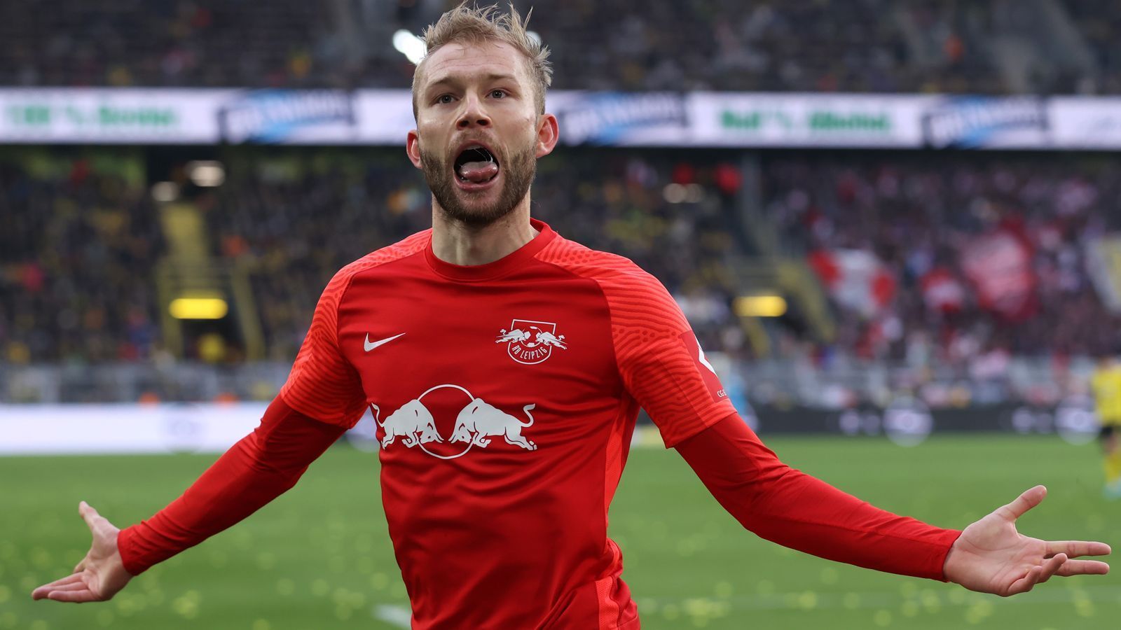 
                <strong>Konrad Laimer (RB Leipzig)</strong><br>
                Durch eine starke Saison 2021/22 machte sich Konrad Laimer noch einmal etwas interessanter für Europas Topklubs. Der Mittelfeldspieler kokettierte zuletzt bereits öffentlich mit einem möglichen Abgang aus Leipzig, wo er nur noch bis 2023 unter Vertrag steht. Es sei "durchaus möglich, dass ich nächste Saison nicht mehr in Leipzig spiele", sagte der gebürtige Salzburger im Trainingslager der österreichischen Nationalmannschaft zu den Transfergerüchten um seine Person. Bayern München, Borussia Dortmund, der FC Liverpool, Manchester United und Tottenham Hotspur wurden in den zurückliegenden Wochen und Monaten als angebliche Interessenten genannt. Leipzig-Boss Oliver Mintzlaff betonte hingegen, dass er Laimer unbedingt behalten möchte.
              