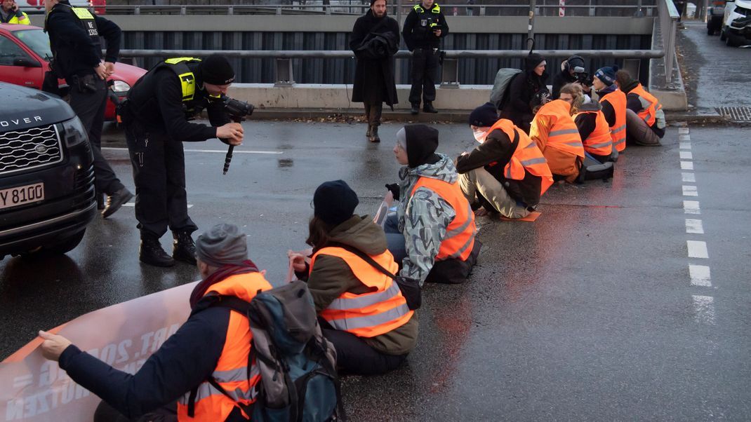 Aktivisten der Umweltschutz-Gruppe "Letzte Generation" blockieren im Dezember die Ausfahrt der Stadtautobahn an der Beusselstraße in Berlin. 