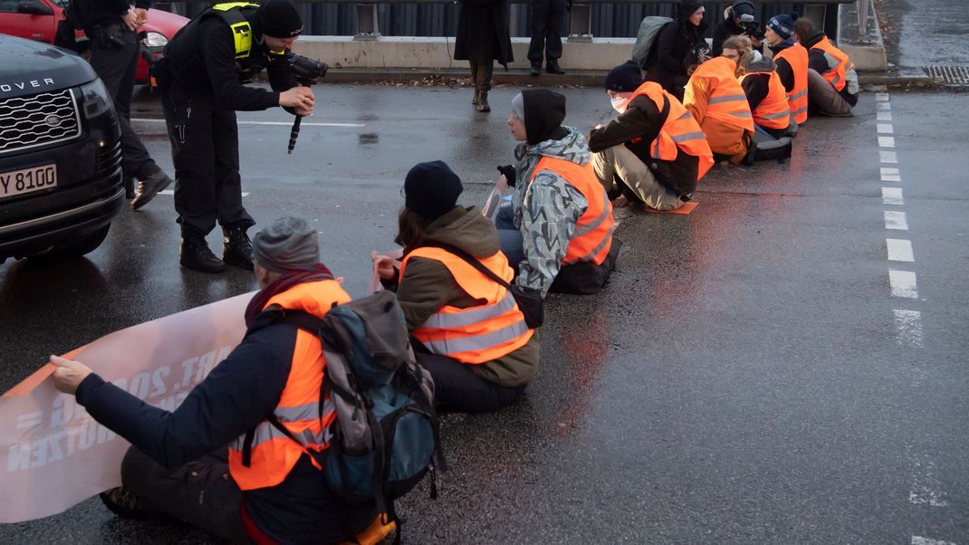 Aktivisten der Letzte Generation blockieren eine Stadtautobahn in Berlin.