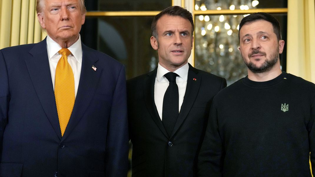 7. Dezember 2024, Frankreich, Paris: Emmanuel Macron (Mitte) mit Donald Trump (links) und Wolodymyr Selenskyj im Élysée-Palast.