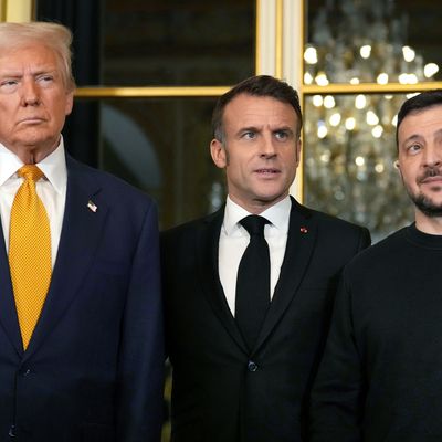 7. Dezember 2024, Frankreich, Paris: Emmanuel Macron (Mitte) mit Donald Trump (links) und Wolodymyr Selenskyj im Élysée-Palast.