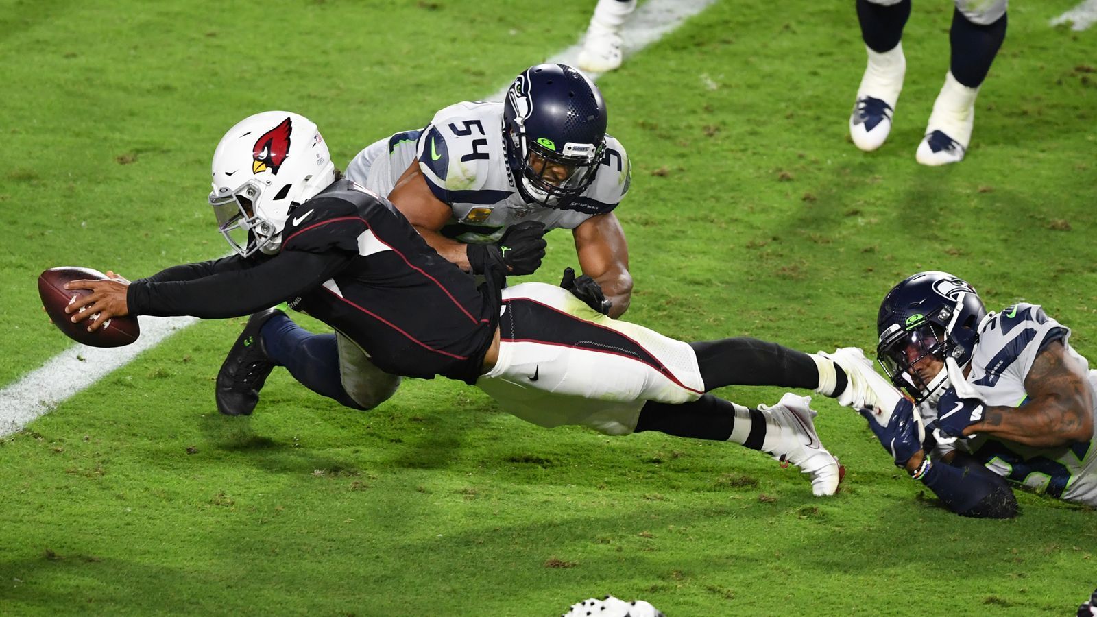 
                <strong>Gewinner: Arizona Cardinals</strong><br>
                Die Cardinals haben es geschafft: Kyler Murray und Co. bezwangen die ungeschlagenen Seattle Seahawks um Russell Wilson und sind in der NFC West den Seahawks auf den Fersen. Dabei half Kliff Kingsburys Team eine starke Mannschaftsleistung: Murrays Laufspiel war wieder einmal ein wichtiges Element im Cardinals-Spiel, in der Overtime wachte dann auch noch die Defense Arizonas auf. Plötzlich generierten die Cardinals Druck gegen Wilson und erzwangen durch Rookie Isaiah Simmons die spielentscheidende Interception.
              