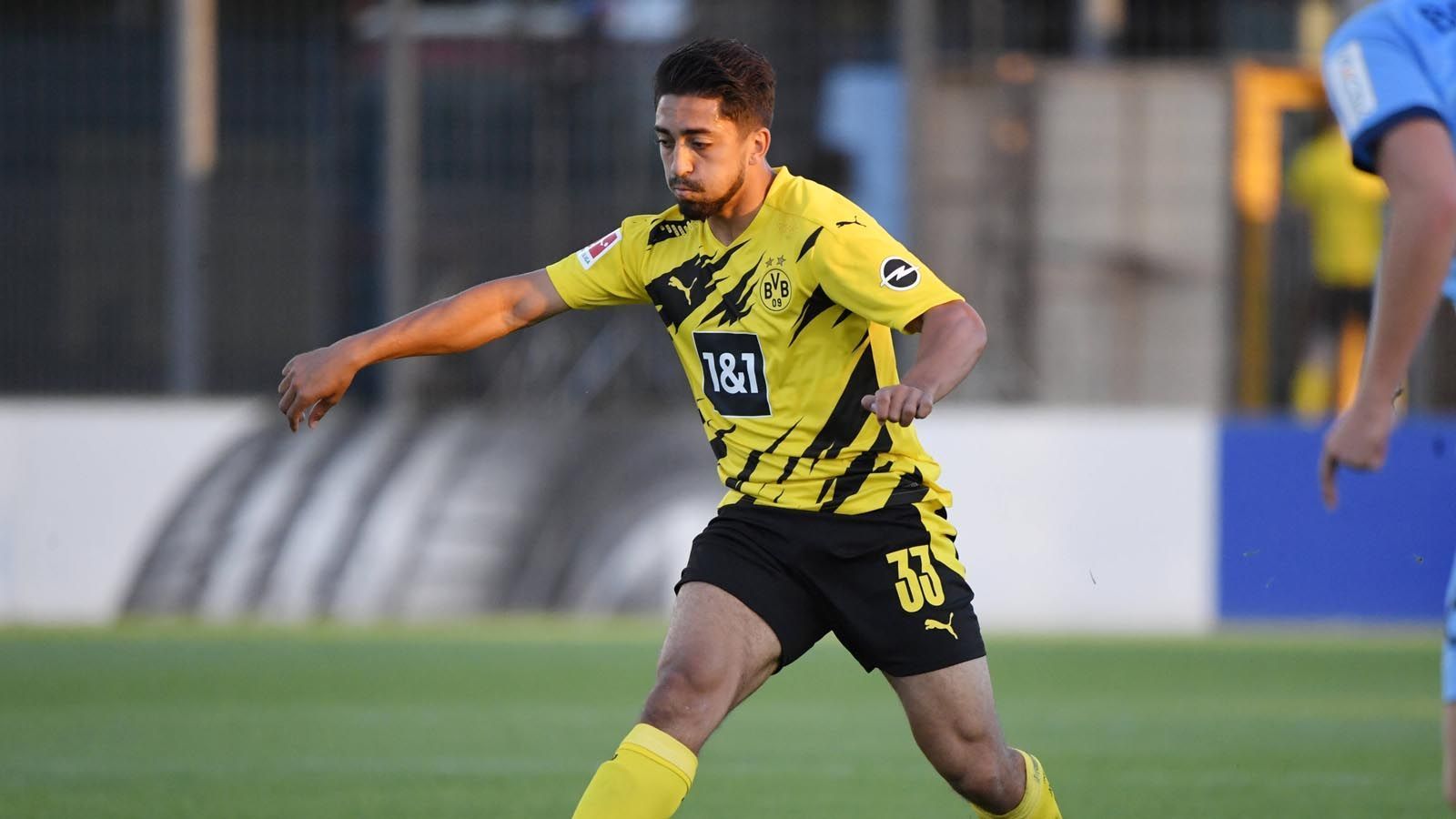 
                <strong>Immanuel Pherai</strong><br>
                Die wohl größte Überraschung in der Dortmunder Vorbereitung war Pherai. Der Zehner stand in allen Testspielen im Kader, zeigte in der Vorsaison in der U19 sein enormes Potenzial und soll nun, laut "Bild", sogar dauerhaft fester Bestandteil im Profikader sein. Vor drei Jahren entdeckte der BVB den 19-Jährigen in der Nachwuchsakademie von AZ Alkmaar. 
              