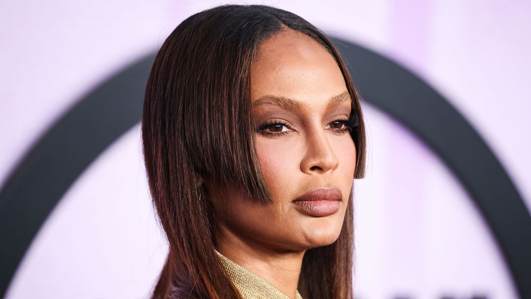 Model Joan Smalls stylte bereits den Jellyfish Haircut. Sie setzte dabei auf die sehr gerade Variante, man kann ihn aber auch weicher stylen.