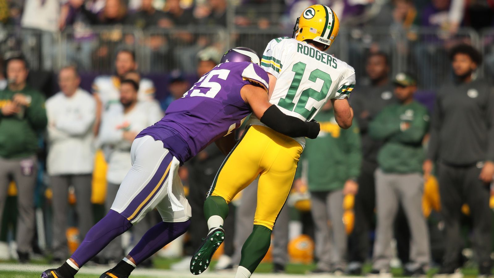 
                <strong>Das folgenreiche Anthony-Barr-Tackle</strong><br>
                Der jüngste Aufreger zwischen den Teams: Am sechsten Spieltag der Saison 2017 Saison tackelte Outside Linebacker Anthony Barr Packers-Spielmacher Aaron Rodgers und rollte sich über ihn ab. Er brach dem Star-Quarterback dabei das Schlüsselbein und setzte ihn so für acht Wochen außer Gefecht, woraufhin die Green Bay Packers die Playoffs noch verpassten.
              