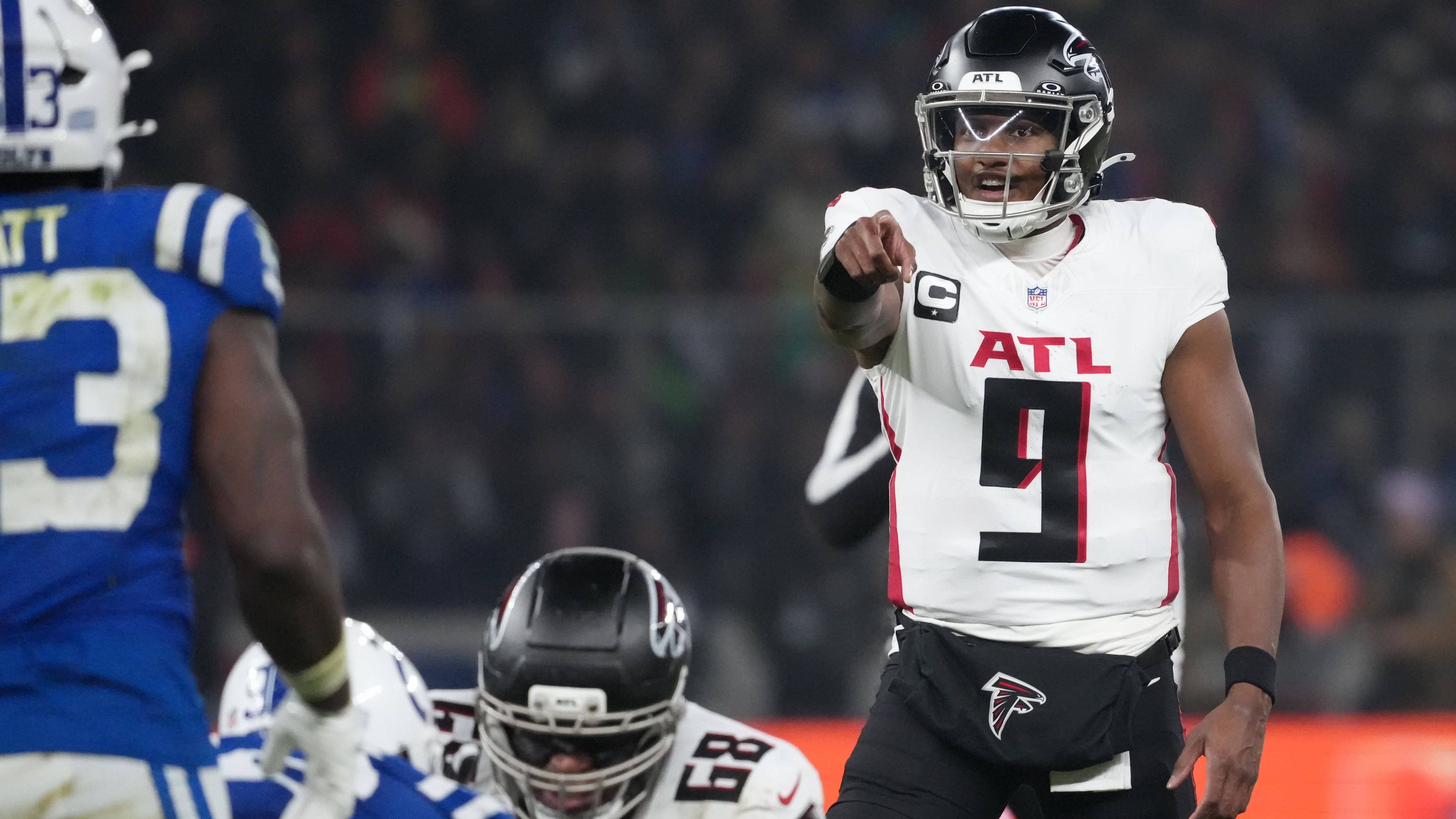 <strong>Platz 20: Michael Penix (Atlanta Falcons)</strong><br>Berlin war zumindest aus sportlicher Sicht für Michael Penix und die Falcons keine Reise wert. Denn die Niederlagen-Serie setzte sich gegen die Indianapolis Colts fort. Auch der Quarterback konnte nicht an die Leistungen der Vorwochen anknüpfen, blieb bei einem Touchdown-Pass aber zumindest erneut ohne Interception.