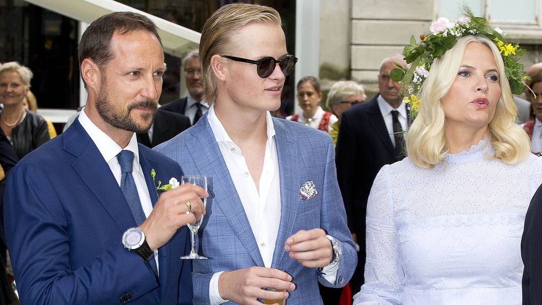 Kronprinz Haakon (links) mit Gattin Mette-Marit und Stiefsohn Marius Borg Hoiby.