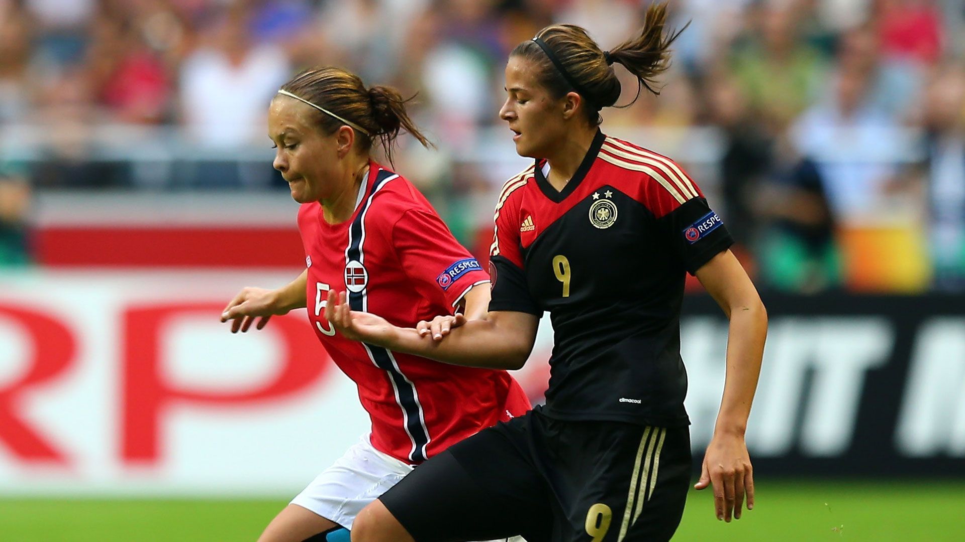 
                <strong>Lena Lotzen</strong><br>
                Der Shooting Star im DFB-Team spielte ein schwaches Finale und wurde in der Halbzeit durch Anja Mittag ersetzt. Wie wir heute wissen: Die absolut richtige Entscheidung! Auch Lotzen beendete im vergangenen Jahr ihre Karriere. Für das DFB-Team lief die damalige Münchnerin bis 2015 auf. 
              
