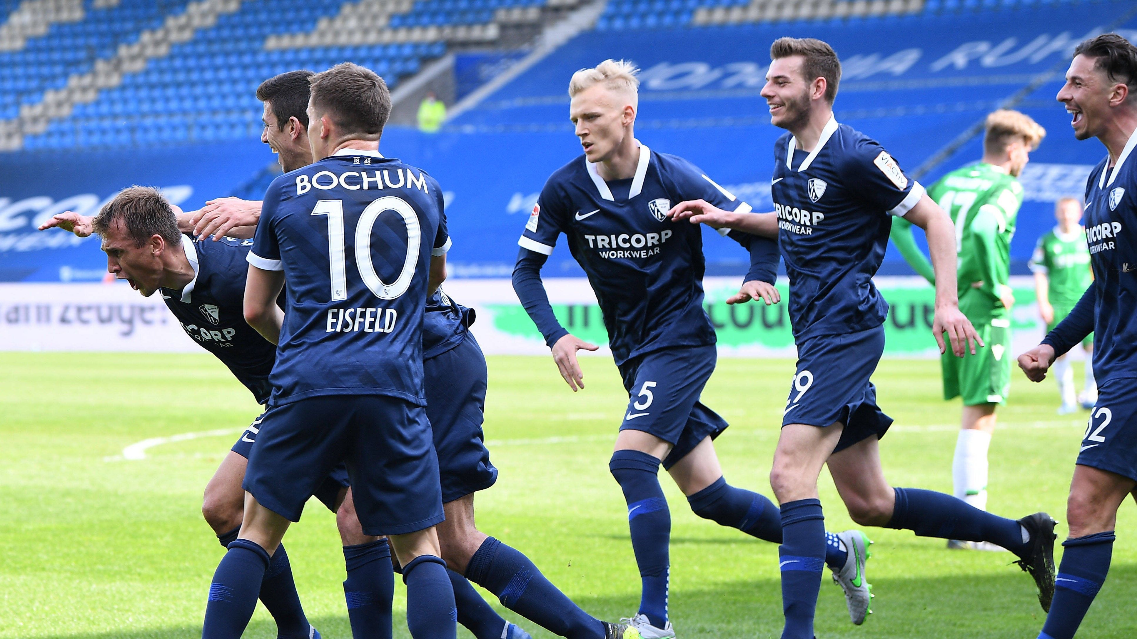 
                <strong>Platz 13 in der ewigen Tabelle: VfL Bochum</strong><br>
                Seit elf Jahren wartet der VfL Bochum auf die Rückkehr in die Bundesliga - in dieser Saison könnte es mit dem Aufstieg klappen. Platz eins nach 29 Spieltagen klingt vielversprechend. Als der VfL zuletzt im Oberhaus kickte, trainierte Dariusz Wosz Spieler wie Mimoun Azaouagh, Diego Klimowicz und Vahid Hashemian. 
              